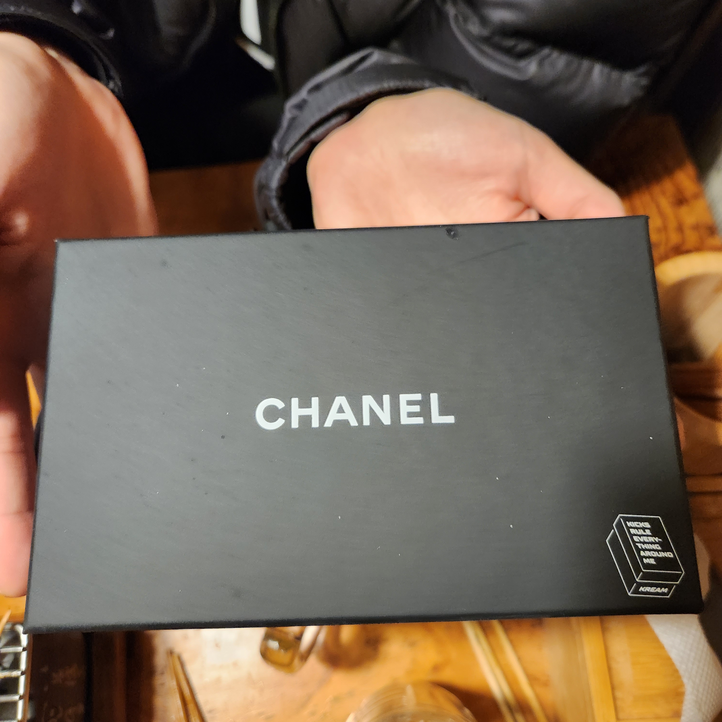 Chanel Classic Card Holder Grained Calfskin & Gold Black 착용 스타일