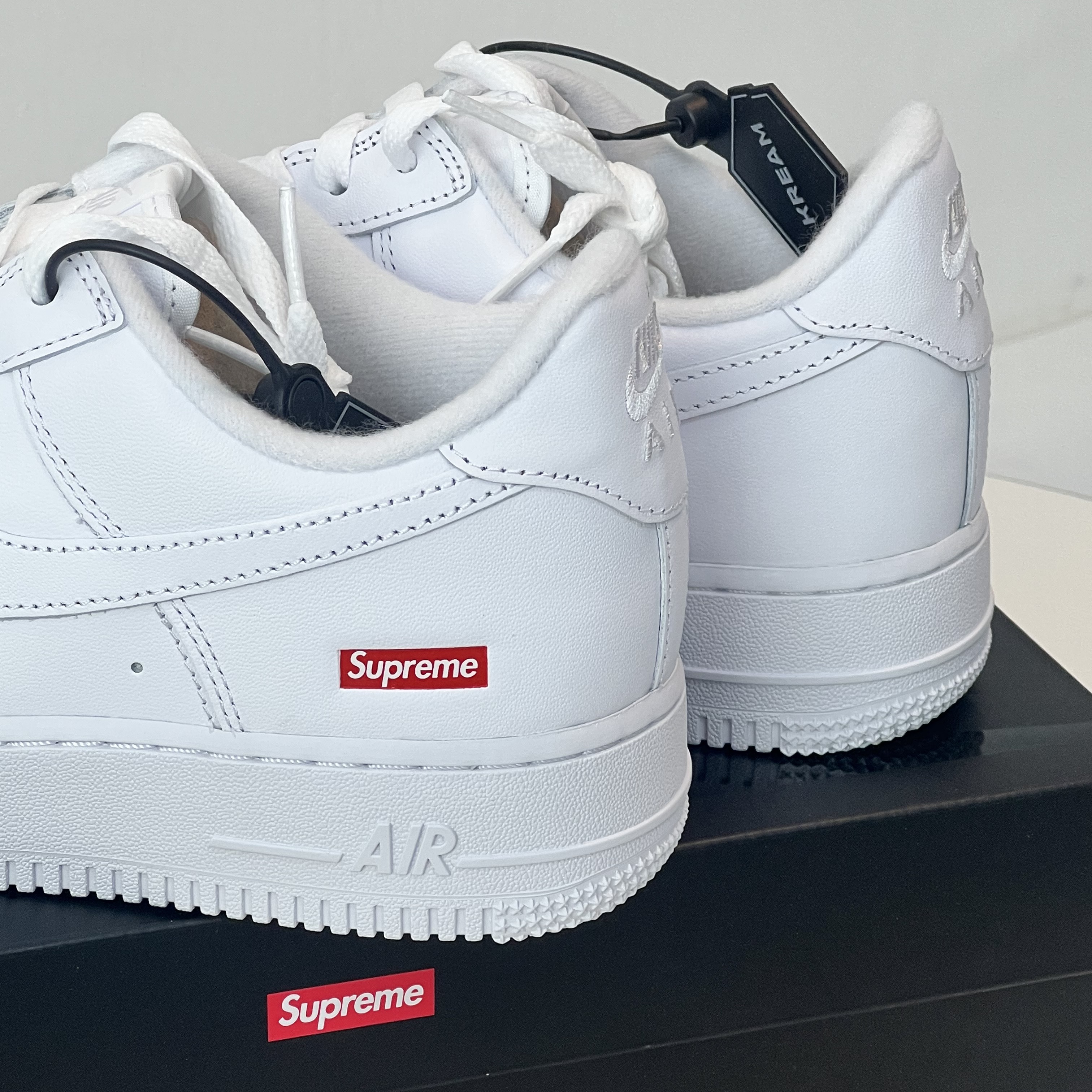 Nike x Supreme Air Force 1 Low White 착용 스타일