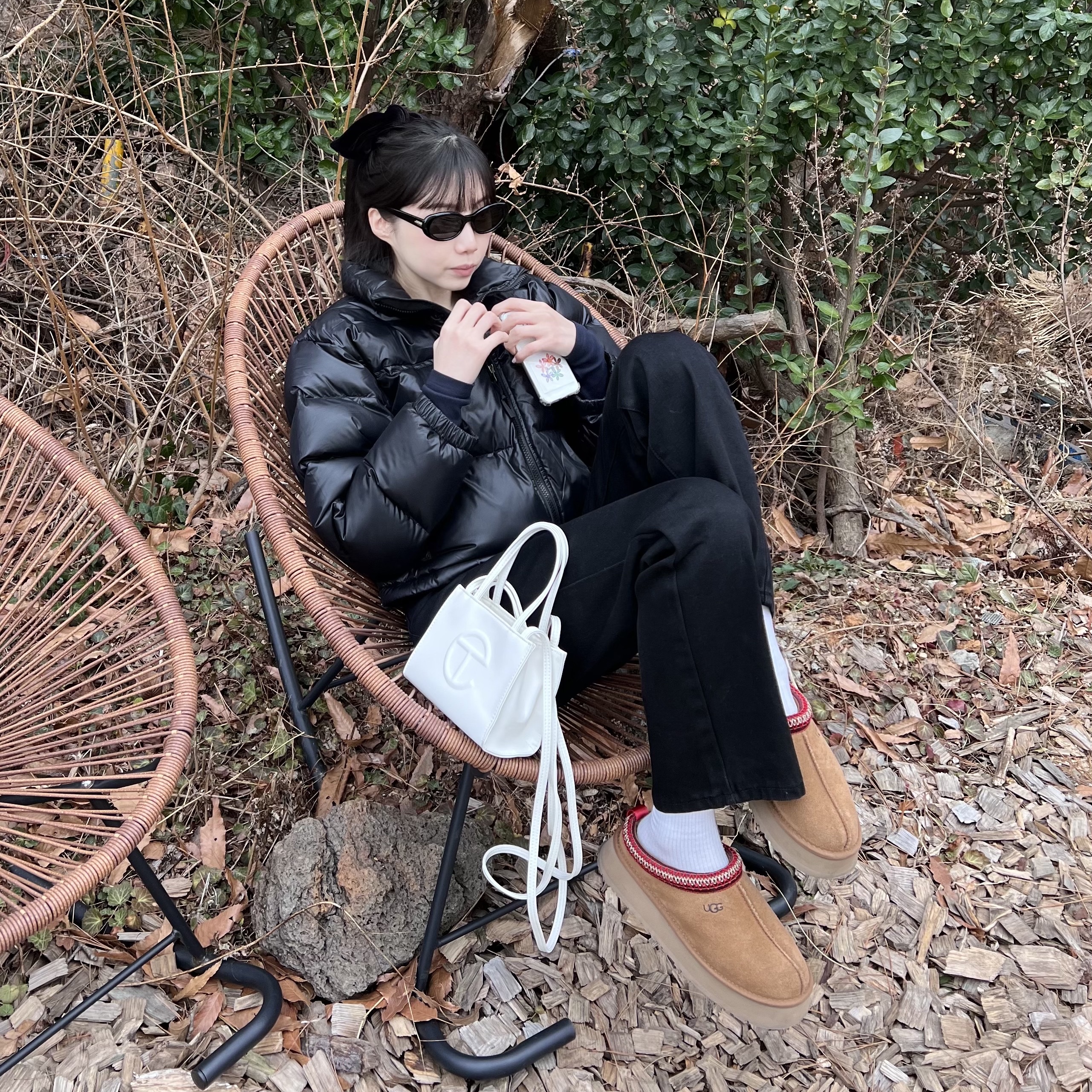 (W) The North Face Nuptse Short Jacket Black, (W) UGG Tazz Slipper Chestnut 착용 스타일 - 1