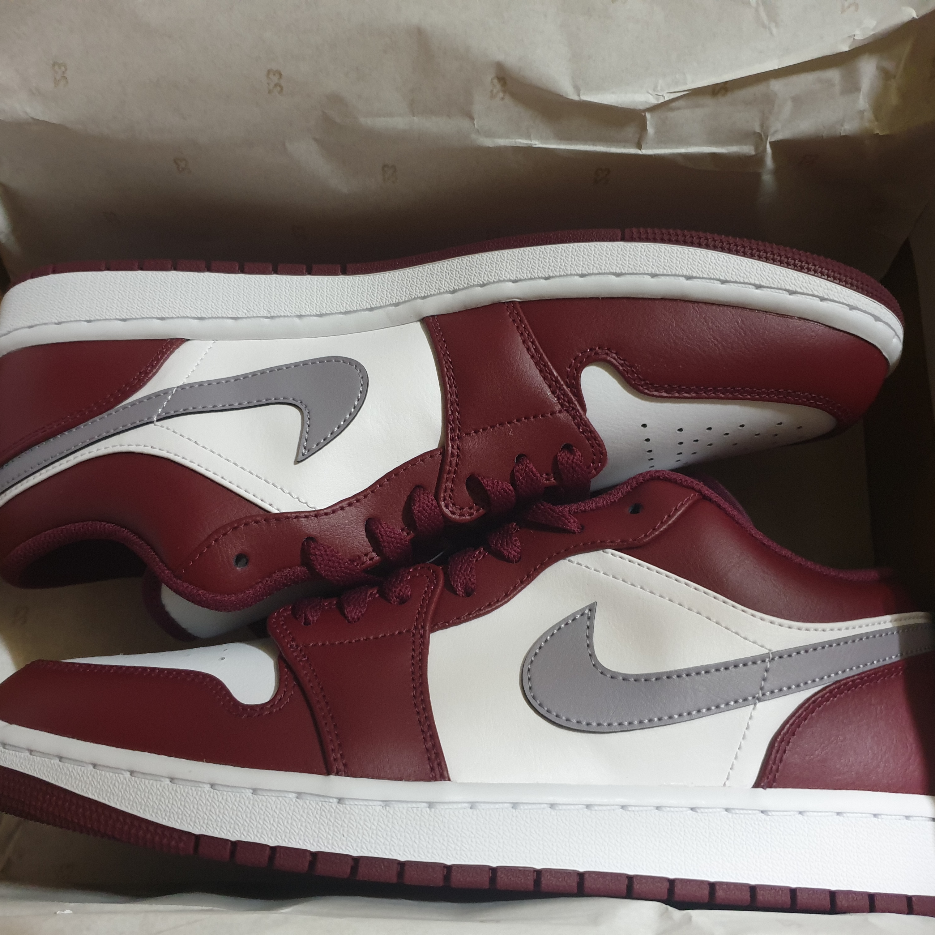 Jordan 1 Low Cherrywood Red 착용 스타일