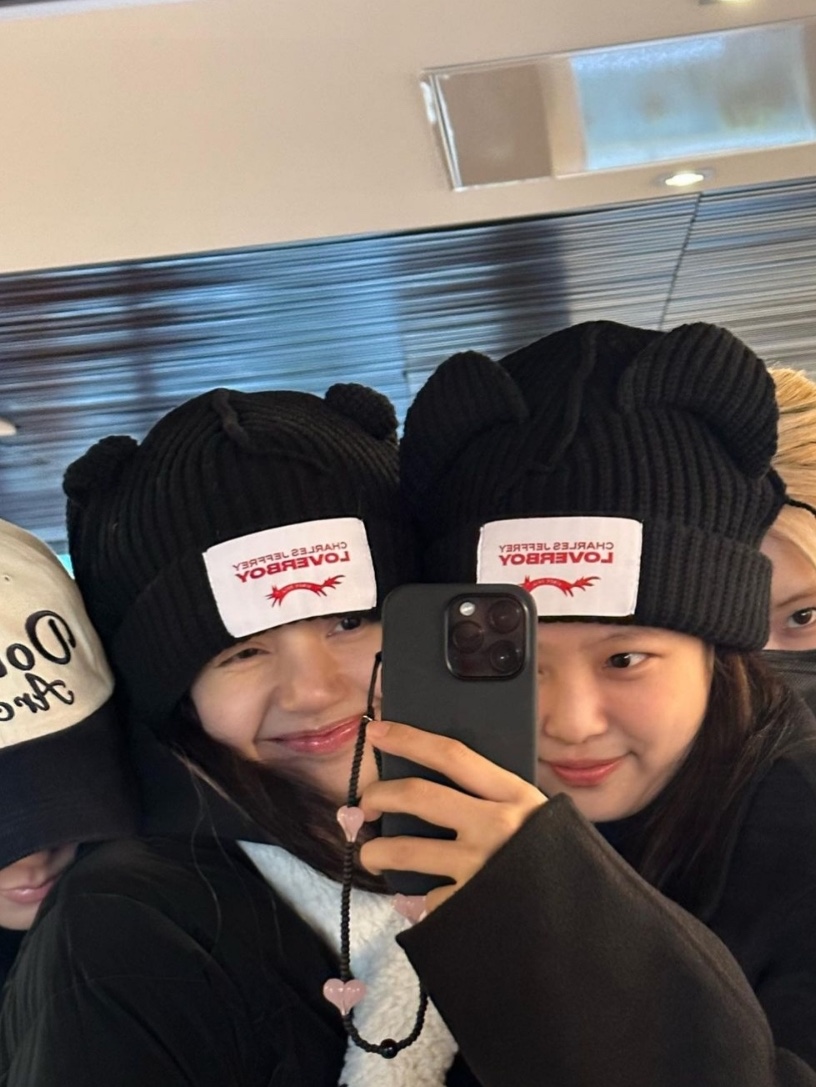 Charles Jeffrey Loverboy Chunky Rabbit Beanie Black 착용 스타일 - 1