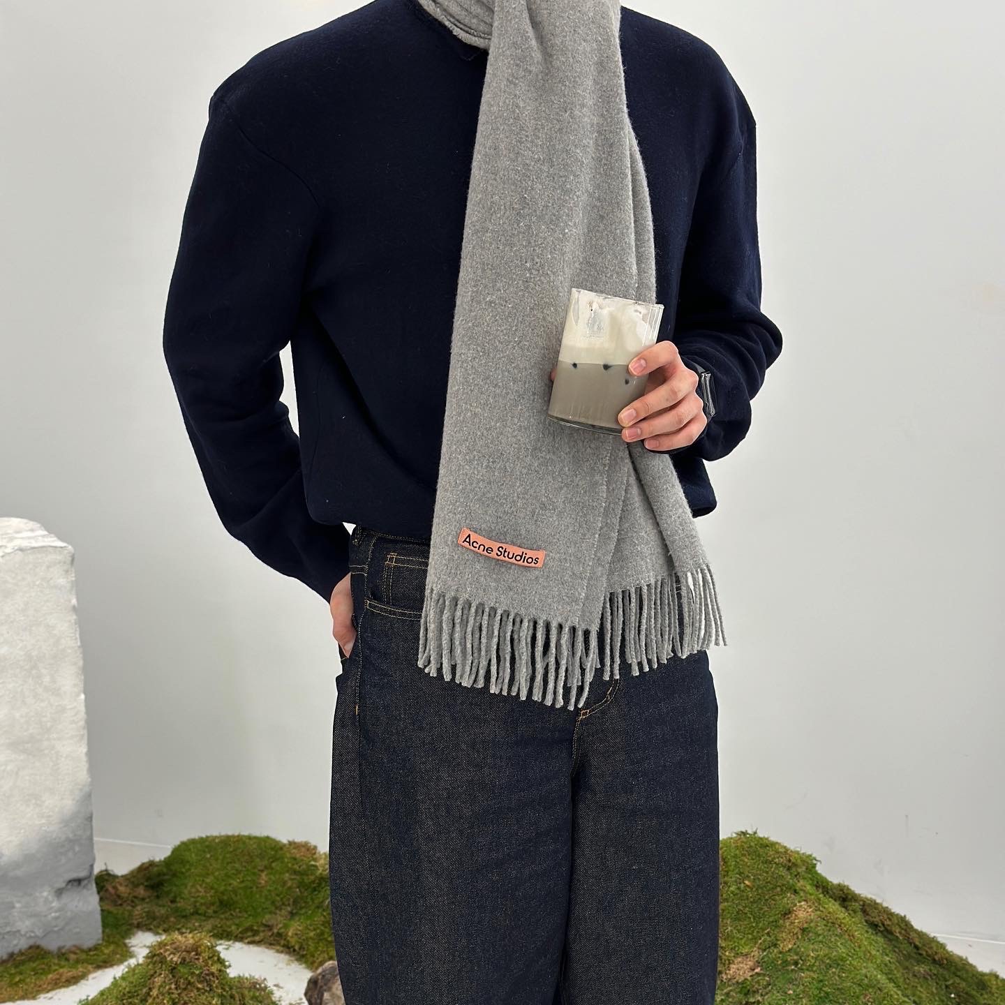 Acne Studios Narrow Wool Fringe Muffler Light Grey Melange 착용 스타일 - 2