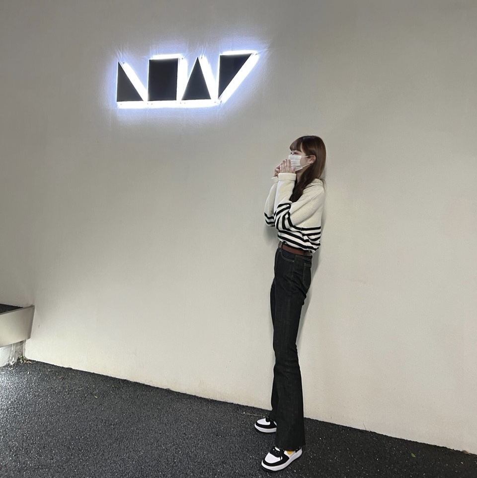 (GS) Nike Air Force 1 LV8 Athletic Club Black Dark Sulfur 착용 스타일 - 1