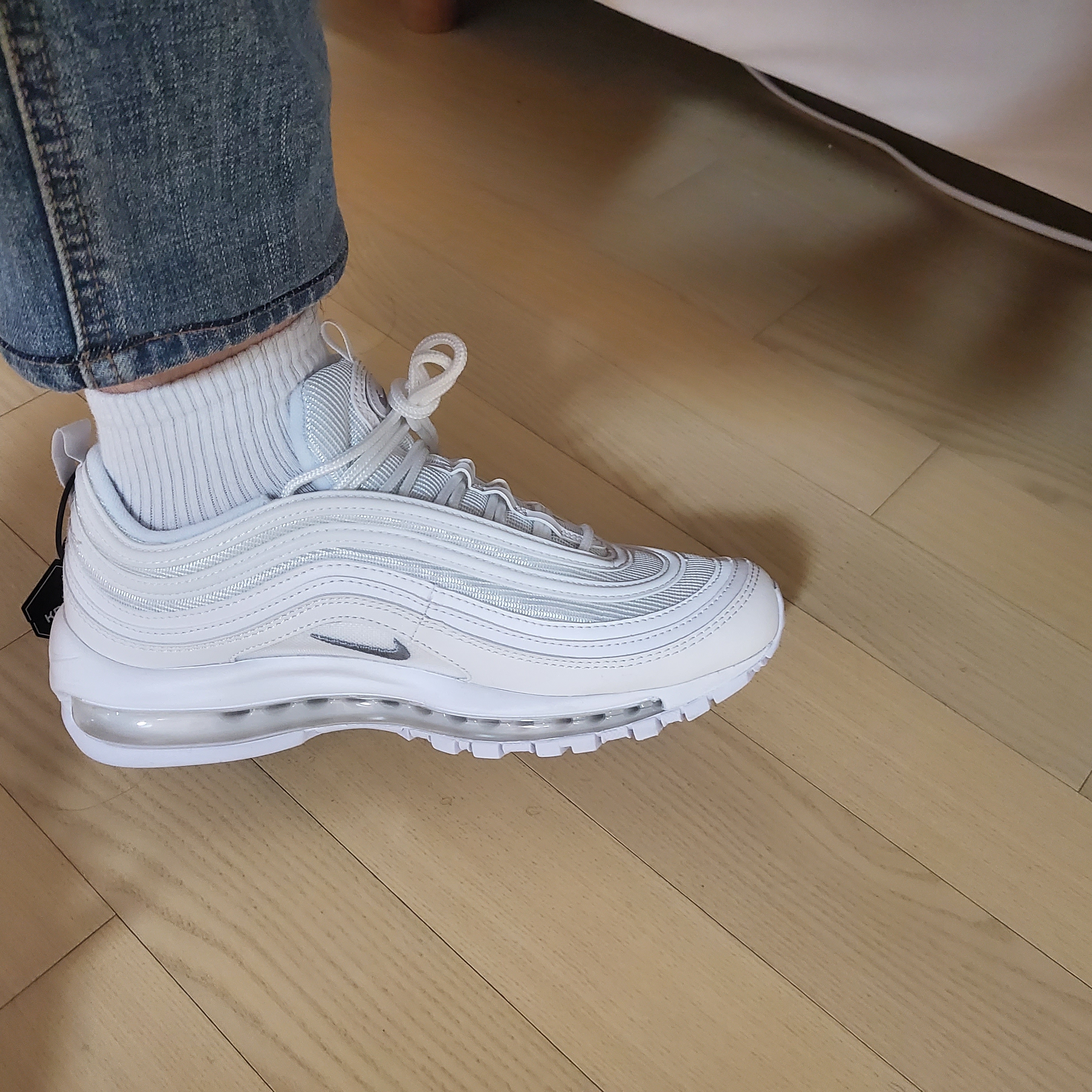 Nike Air Max 97 Triple White Wolf Grey 착용 스타일 - 2