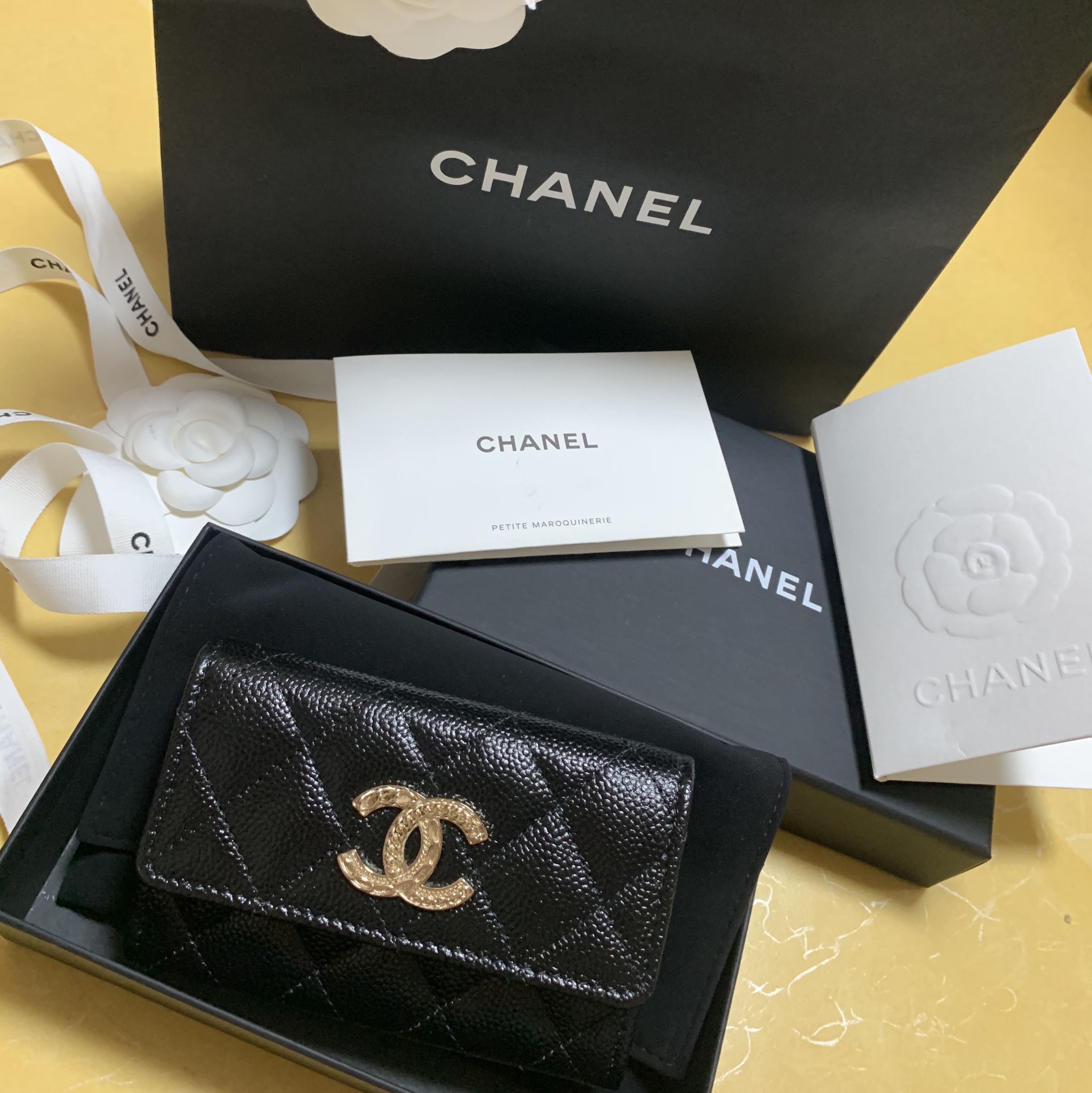 Chanel Flap Card Holder Grained Calfskin & Gold Black 착용 스타일 - 2