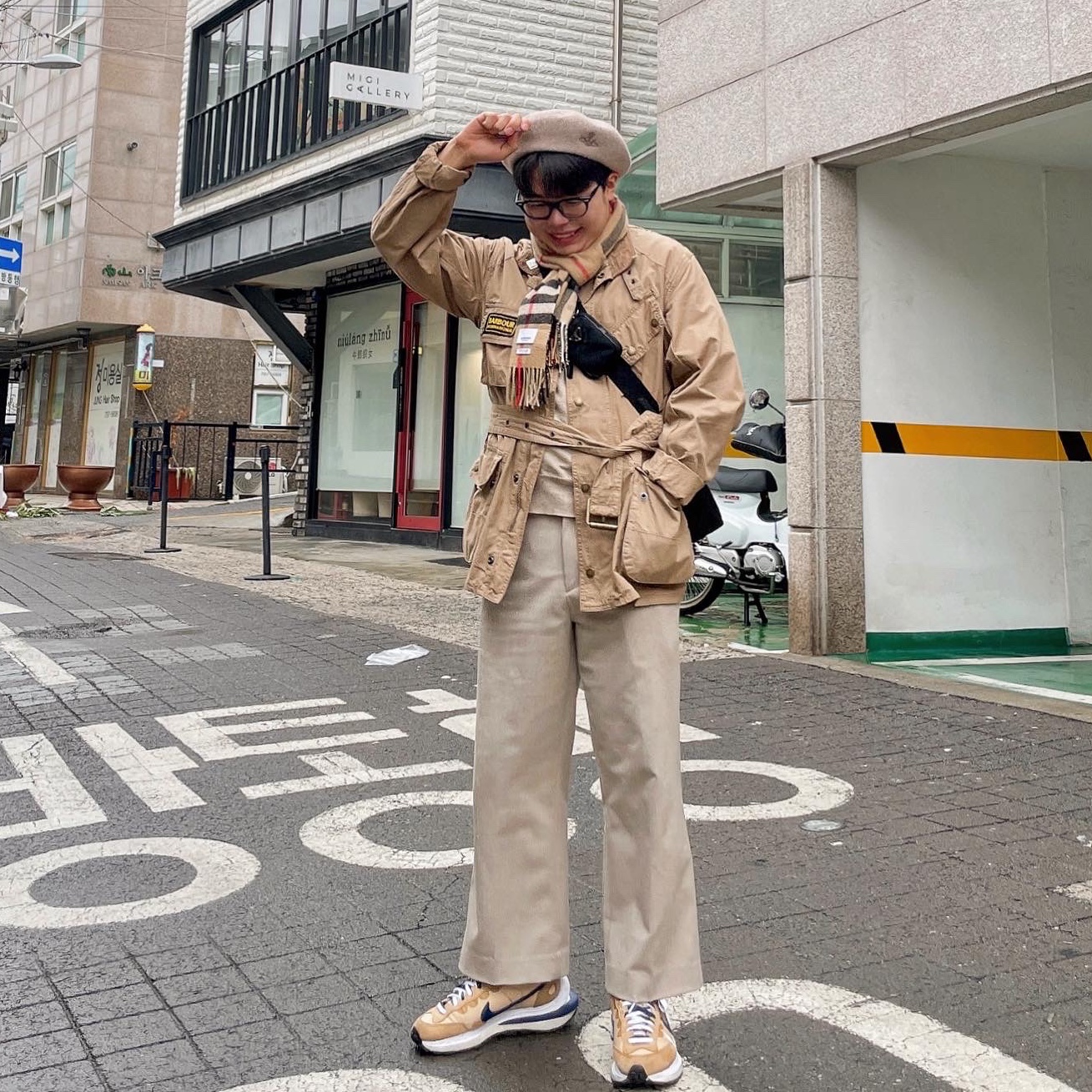 Nike x Sacai VaporWaffle Sesame and Blue Void, (W) Vivienne Westwood Line Orb Embroidery Basque Beret Mocha Brown 착용 스타일