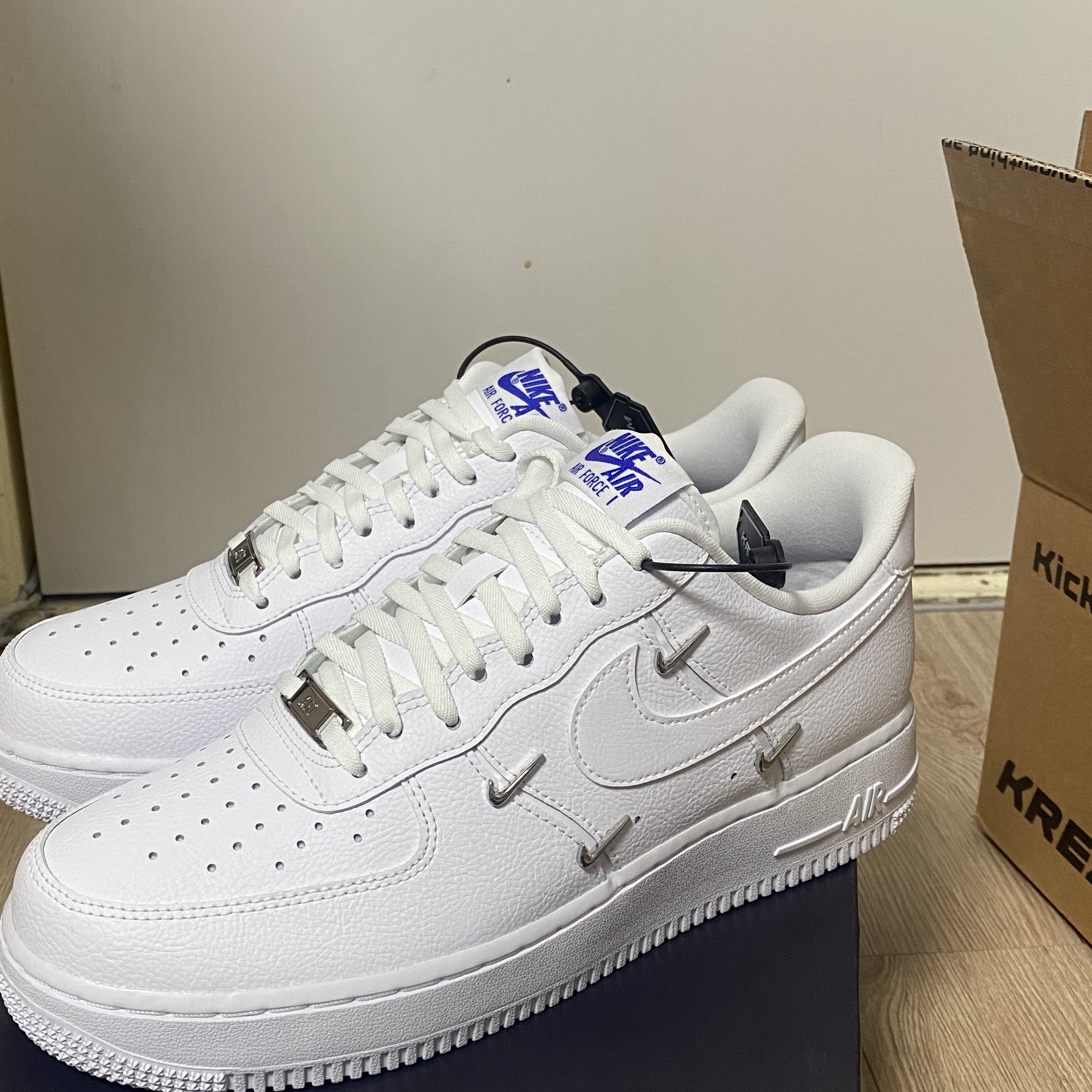 (W) Nike Air Force 1 Low '07 LX Chrome Luxe 착용 스타일 - 2