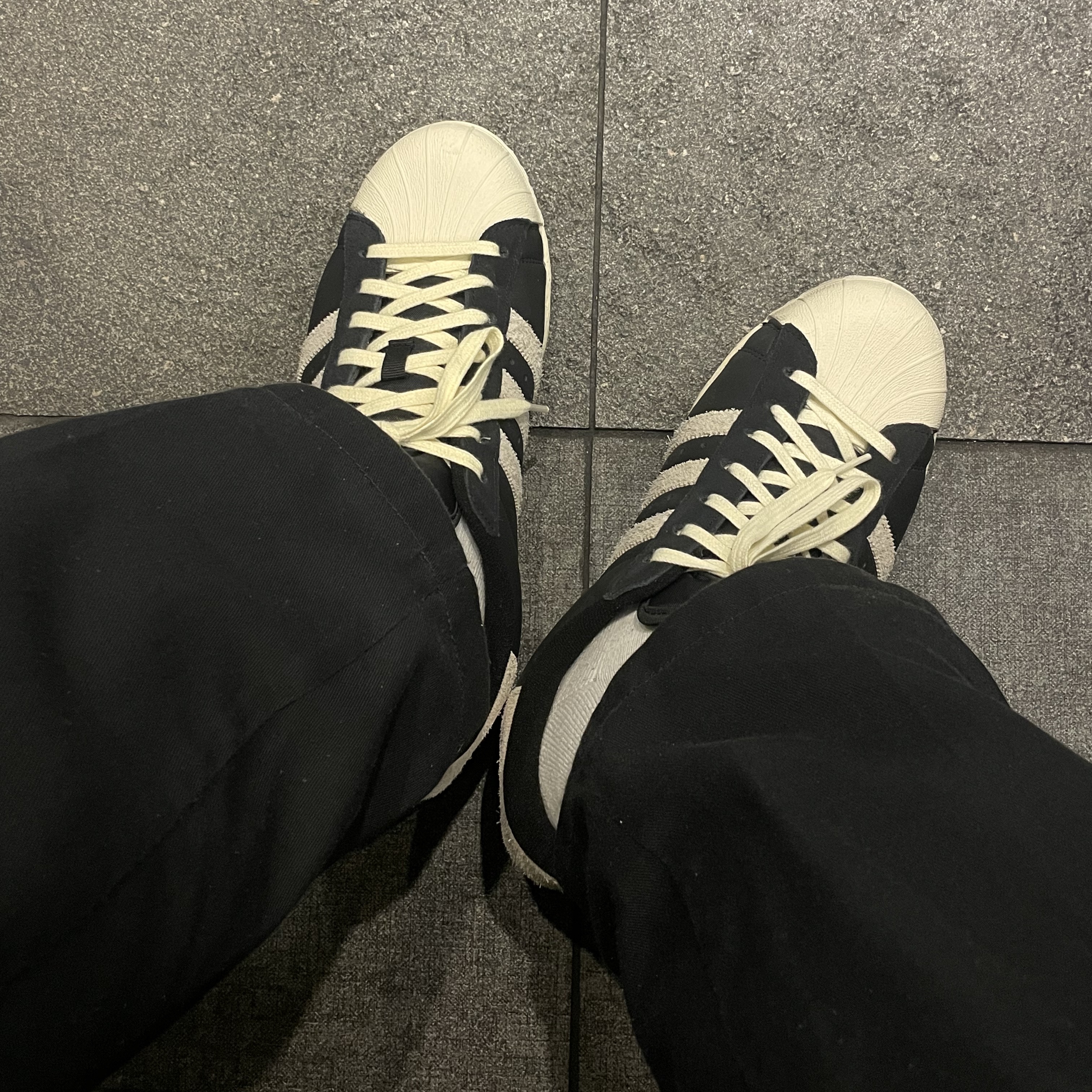 Adidas Superstar 82 Black White 착용 스타일