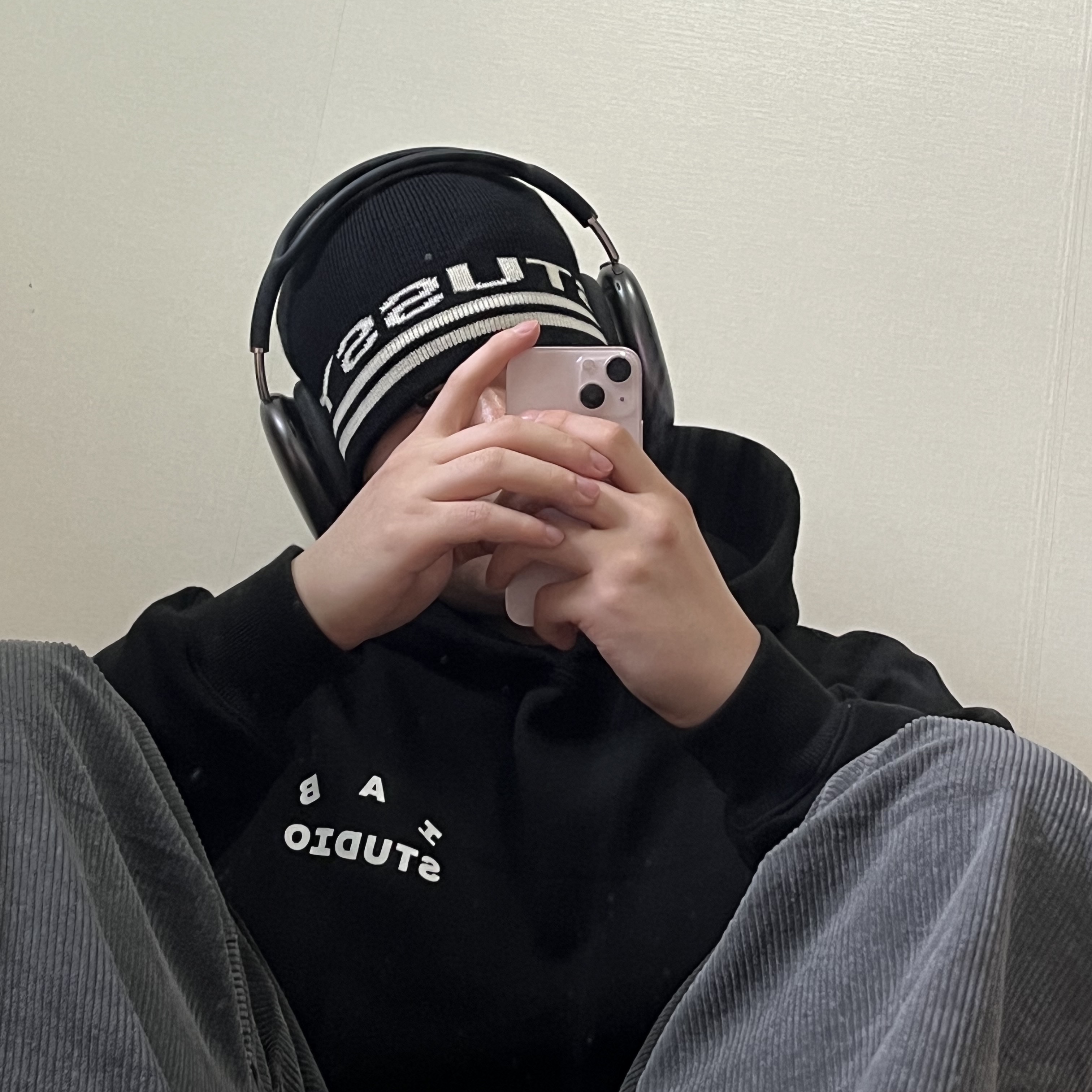 IAB Studio Hoodie Black White, Apple iPhone 13 Mini 128GB Pink (Korean Ver.) 착용 스타일