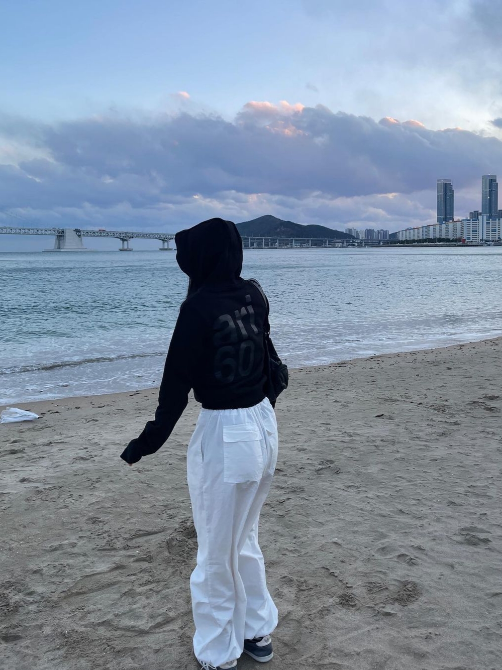 [KREAM 단독] Safarispot Women 1/2 Basic Safari Hoodie Black 착용 스타일 - 3