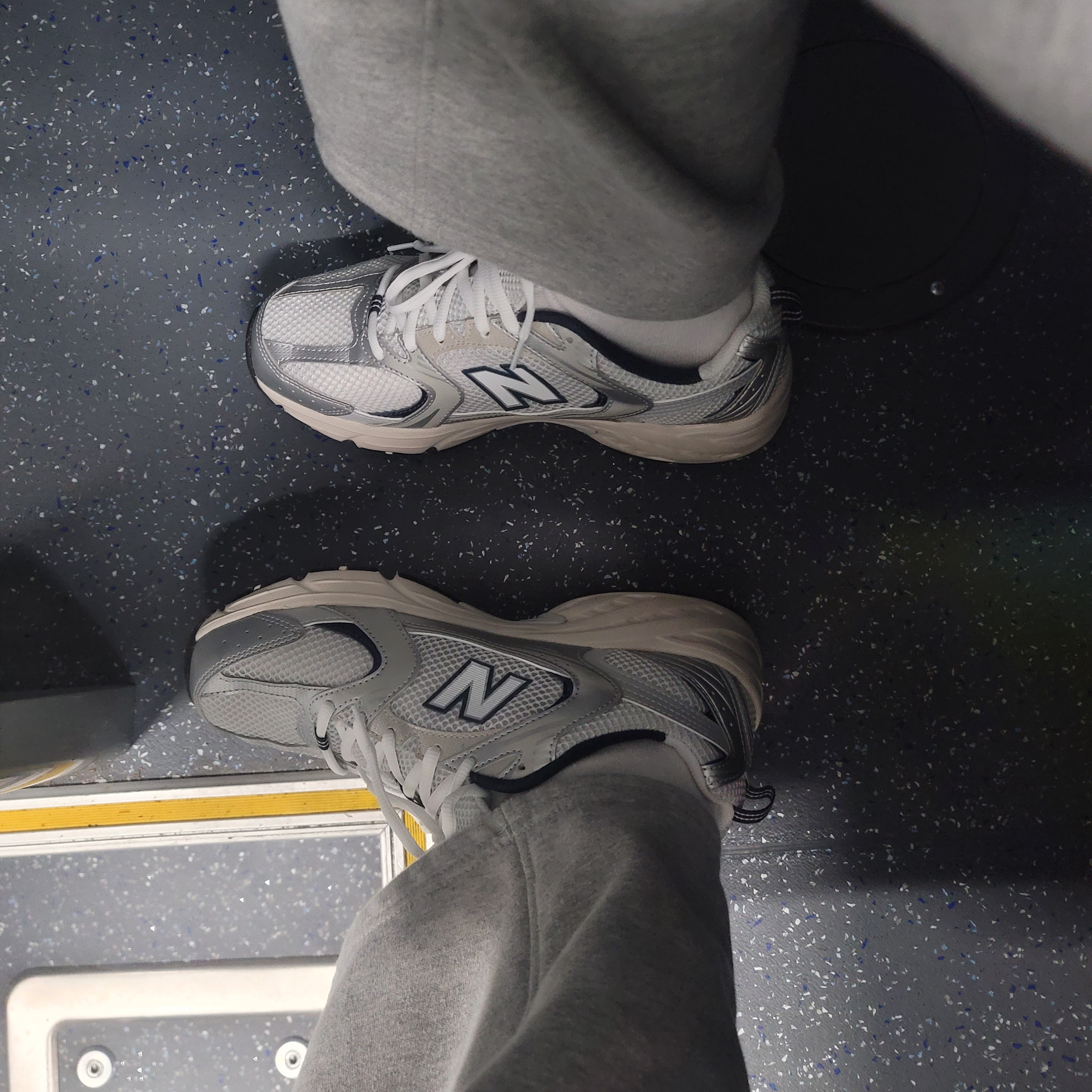 New Balance 530 Steel Grey 착용 스타일