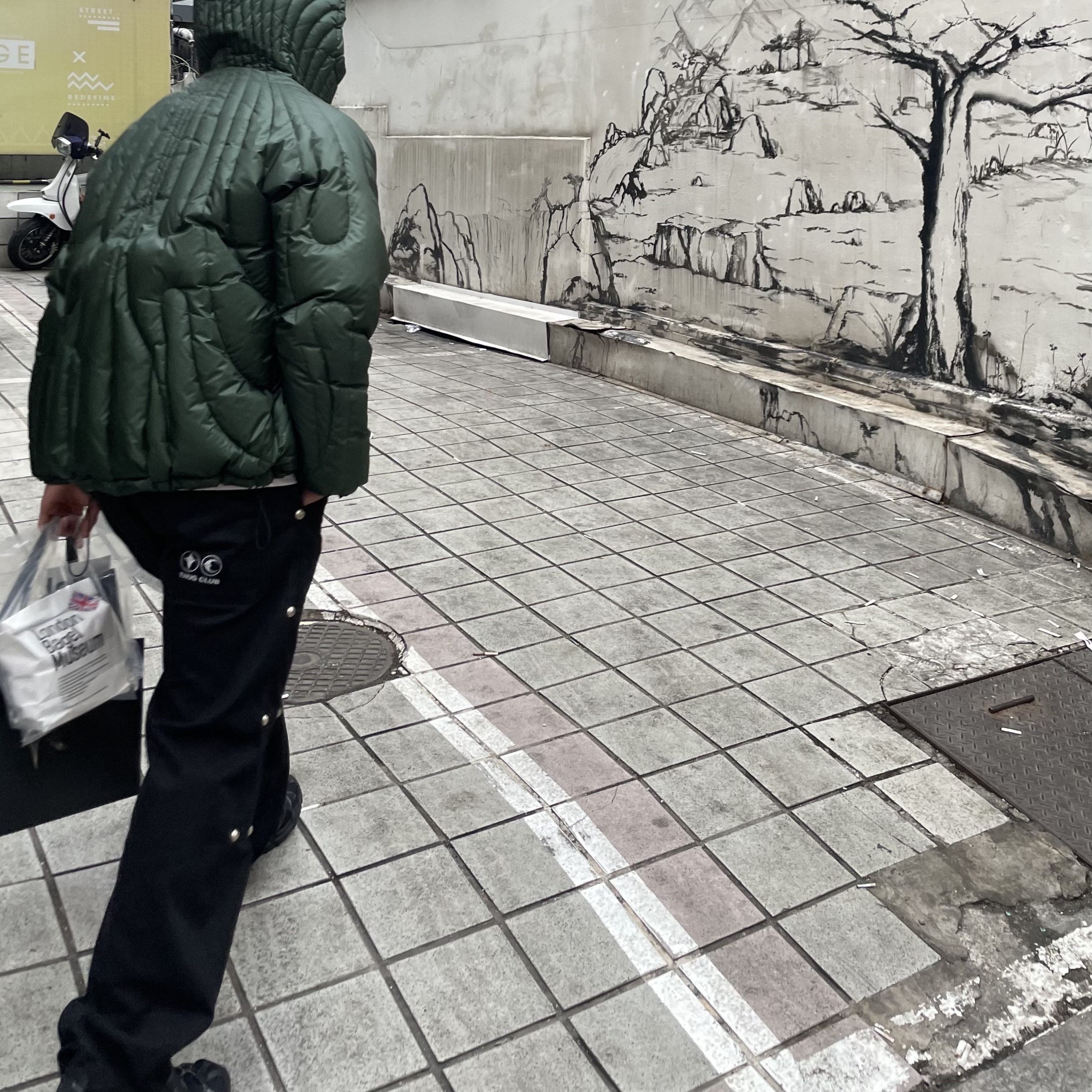 Thug Club Cave Down Jacket Khaki 착용 스타일 - 1