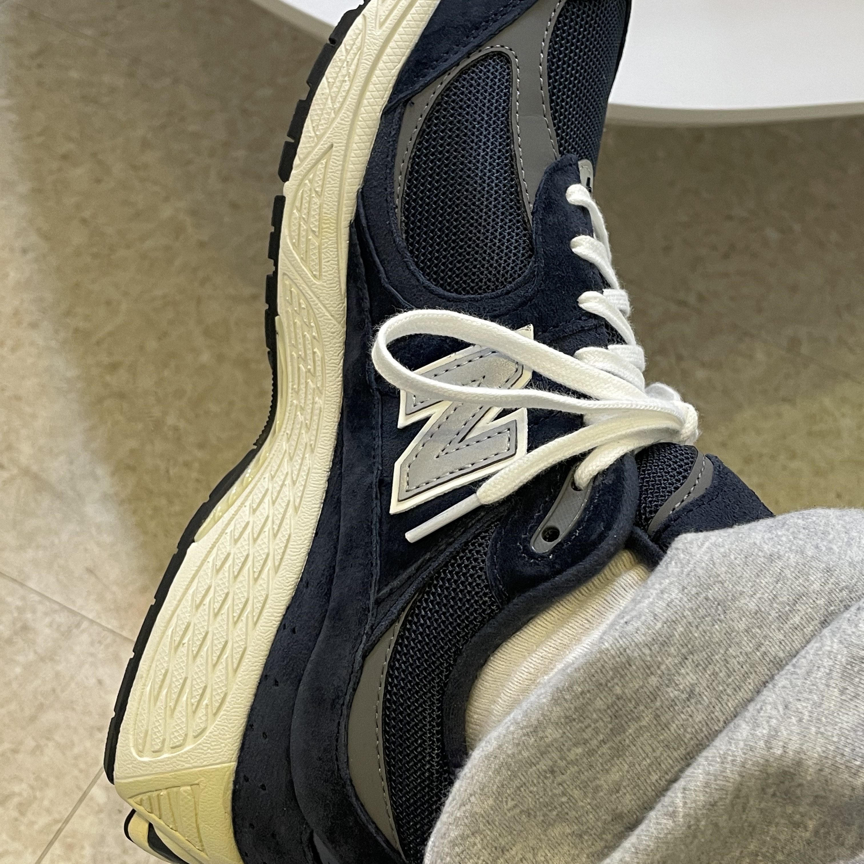 New Balance 2002R Eclipse Castlerock 착용 스타일 - 4