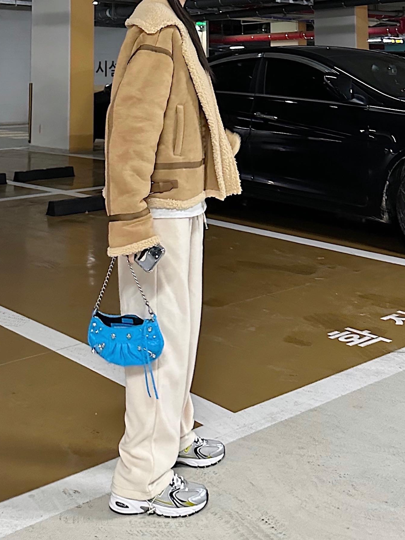 New Balance 530 Silver, Balenciaga Crocodile Embossed Le Cagole Mini Purse with Chain White 착용 스타일 - 2