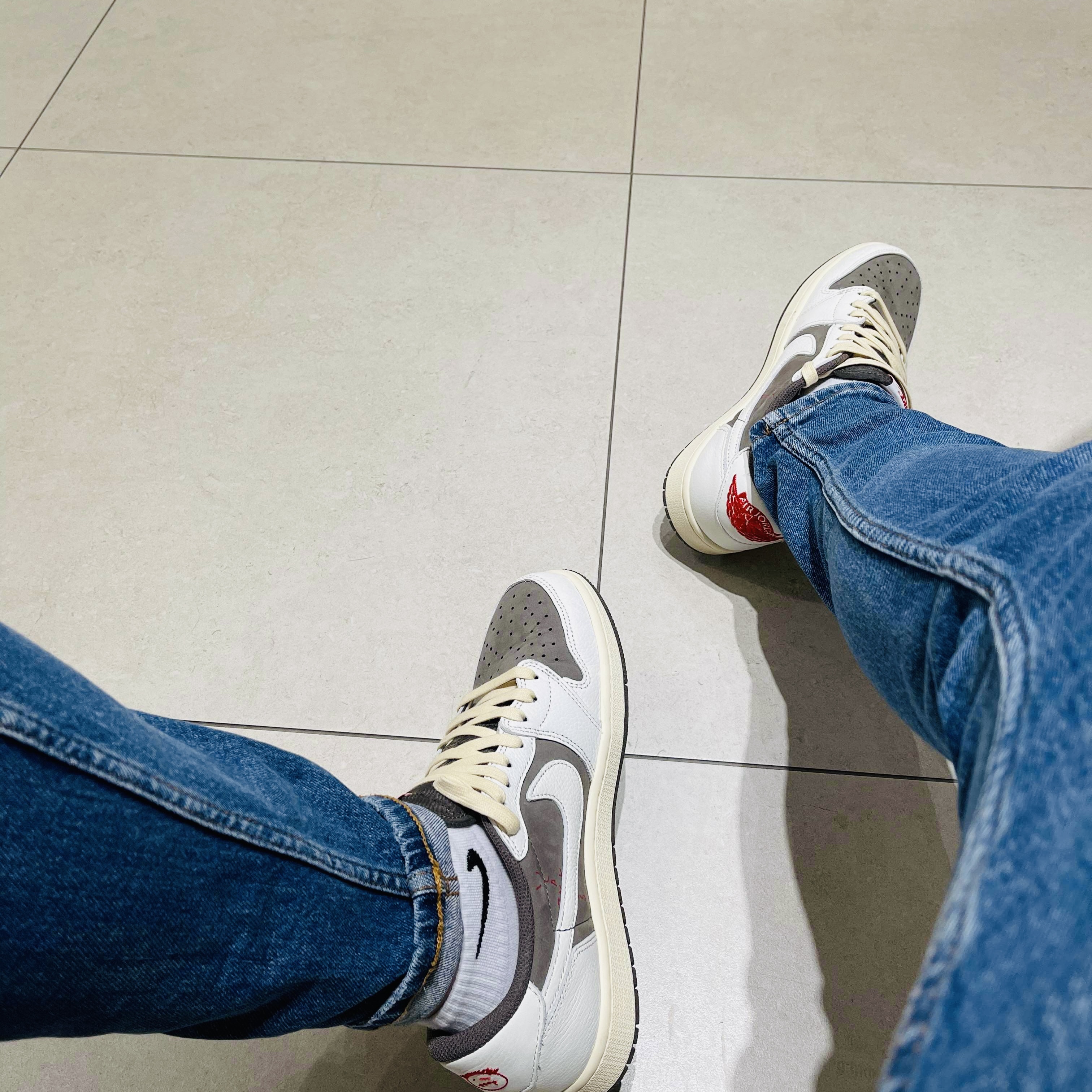 Jordan 1 x Travis Scott Retro Low OG SP Sail and Ridgerock 착용 스타일