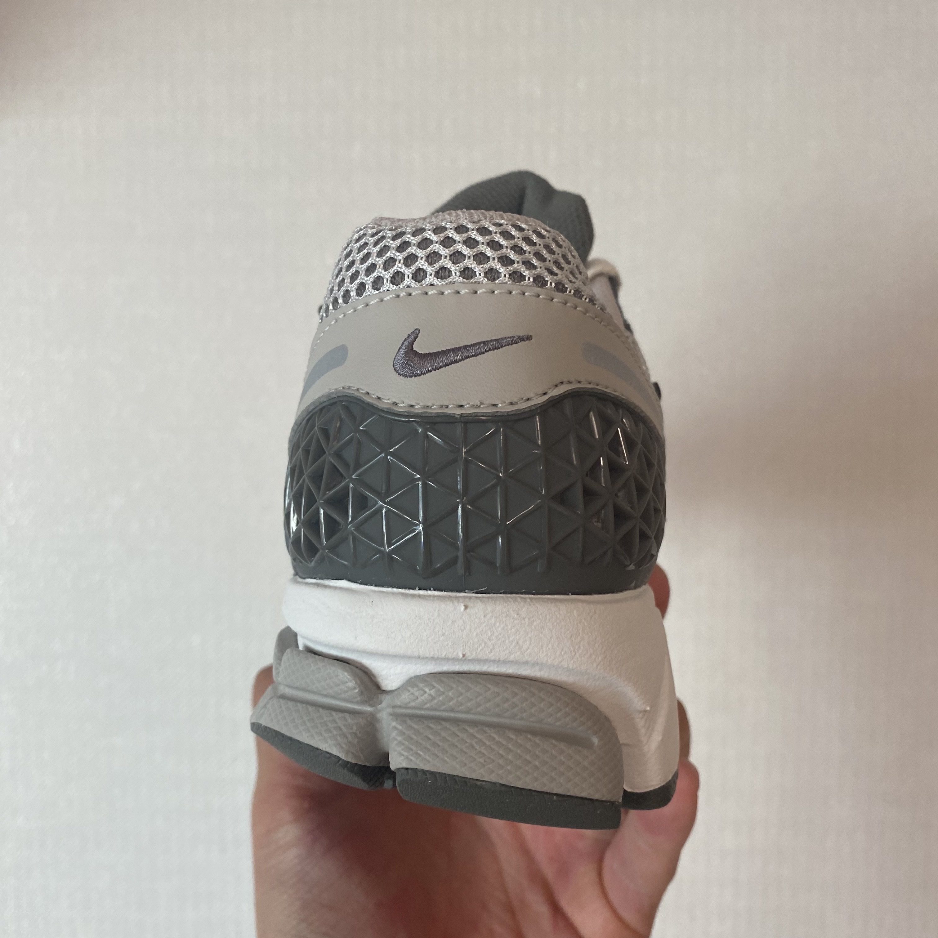 Nike Zoom Vomero 5 PRM Light Iron Ore and Flat Fewter 착용 스타일 - 4
