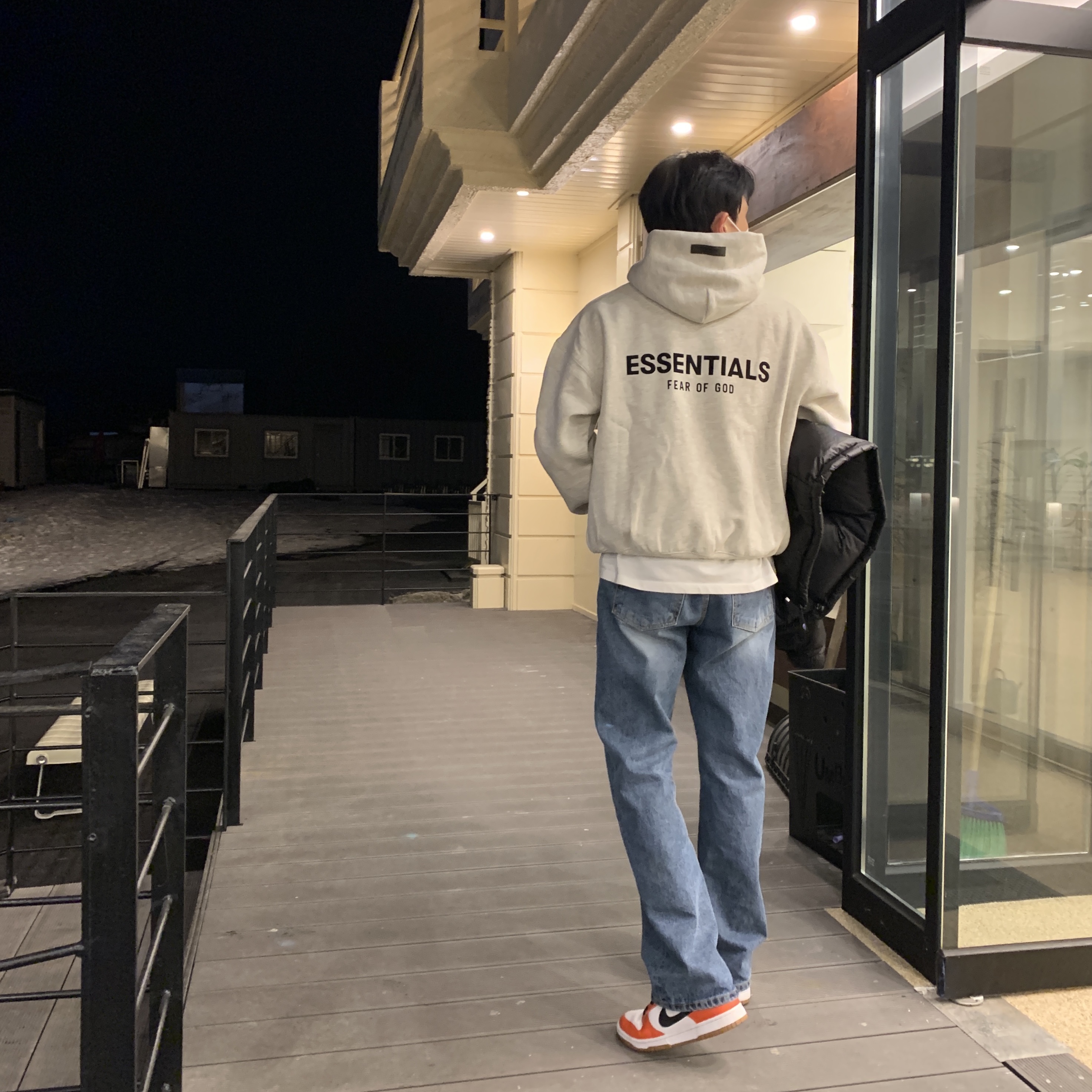Essentials The Core Collection Hoodie Light Oatmeal 착용 스타일 - 1