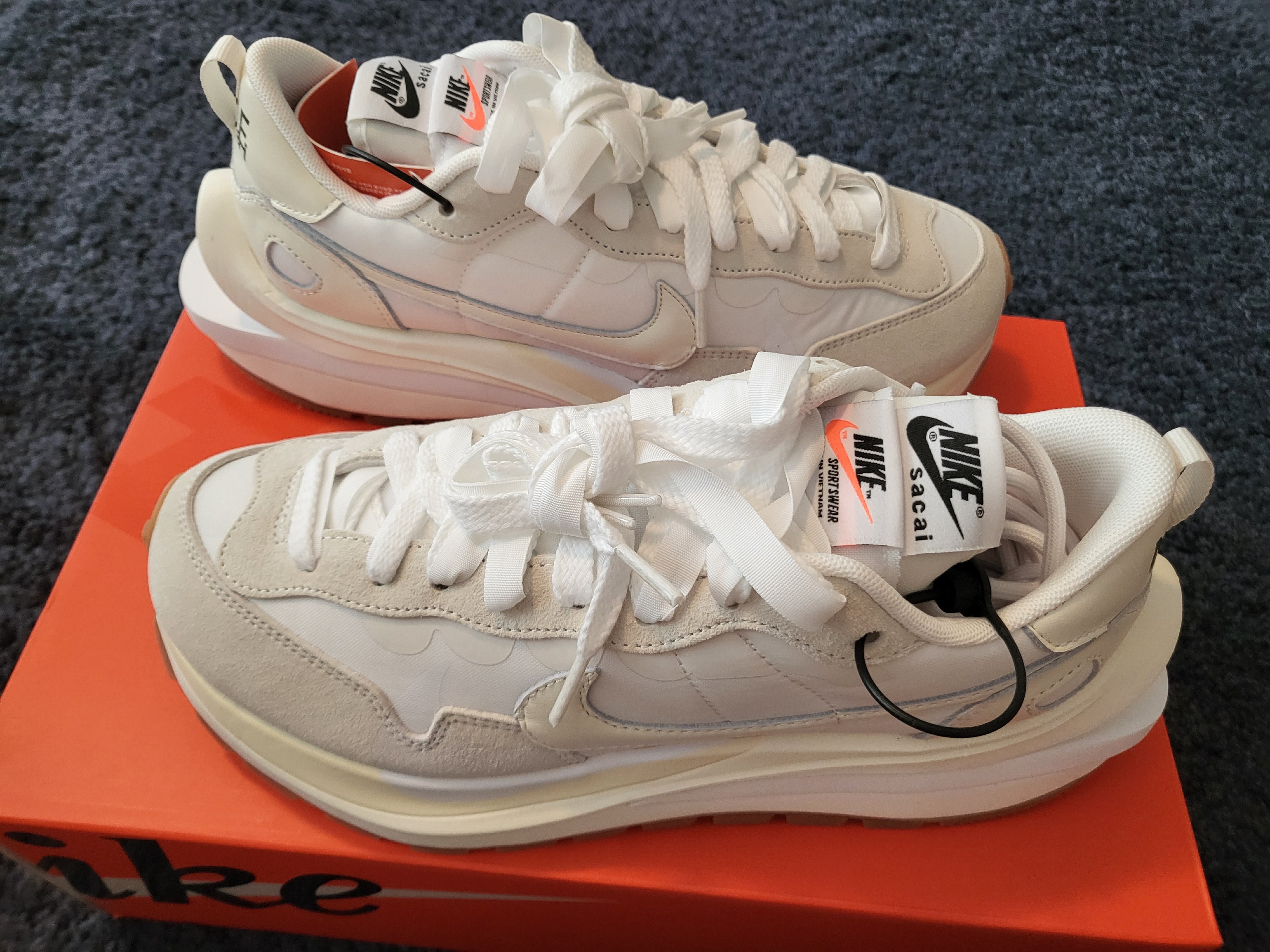 Nike x Sacai VaporWaffle White and Gum 착용 스타일 - 2