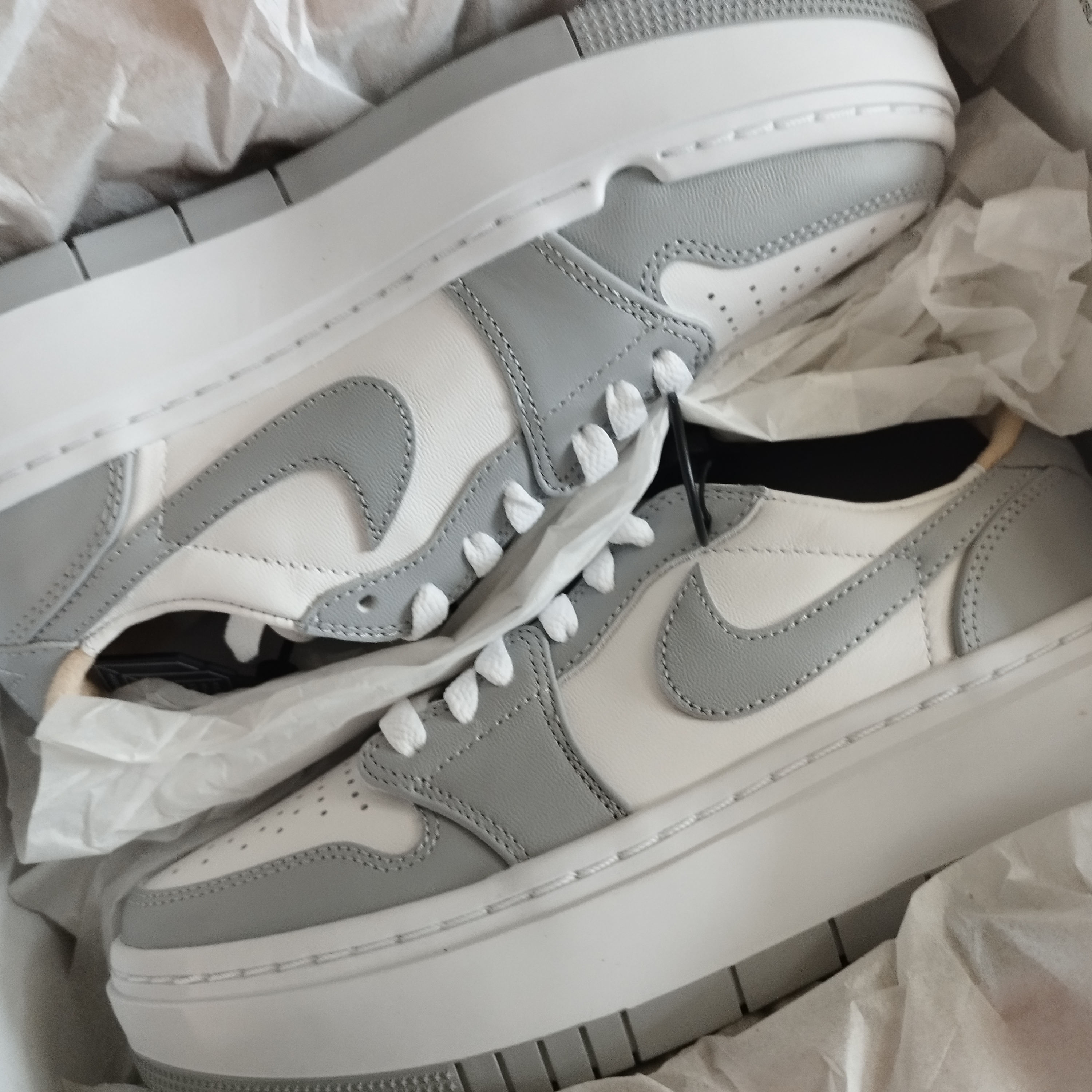 (W) Jordan 1 Elevate Low White and Wolf Grey, (W) Nike Dunk Low Black 착용 스타일 - 1
