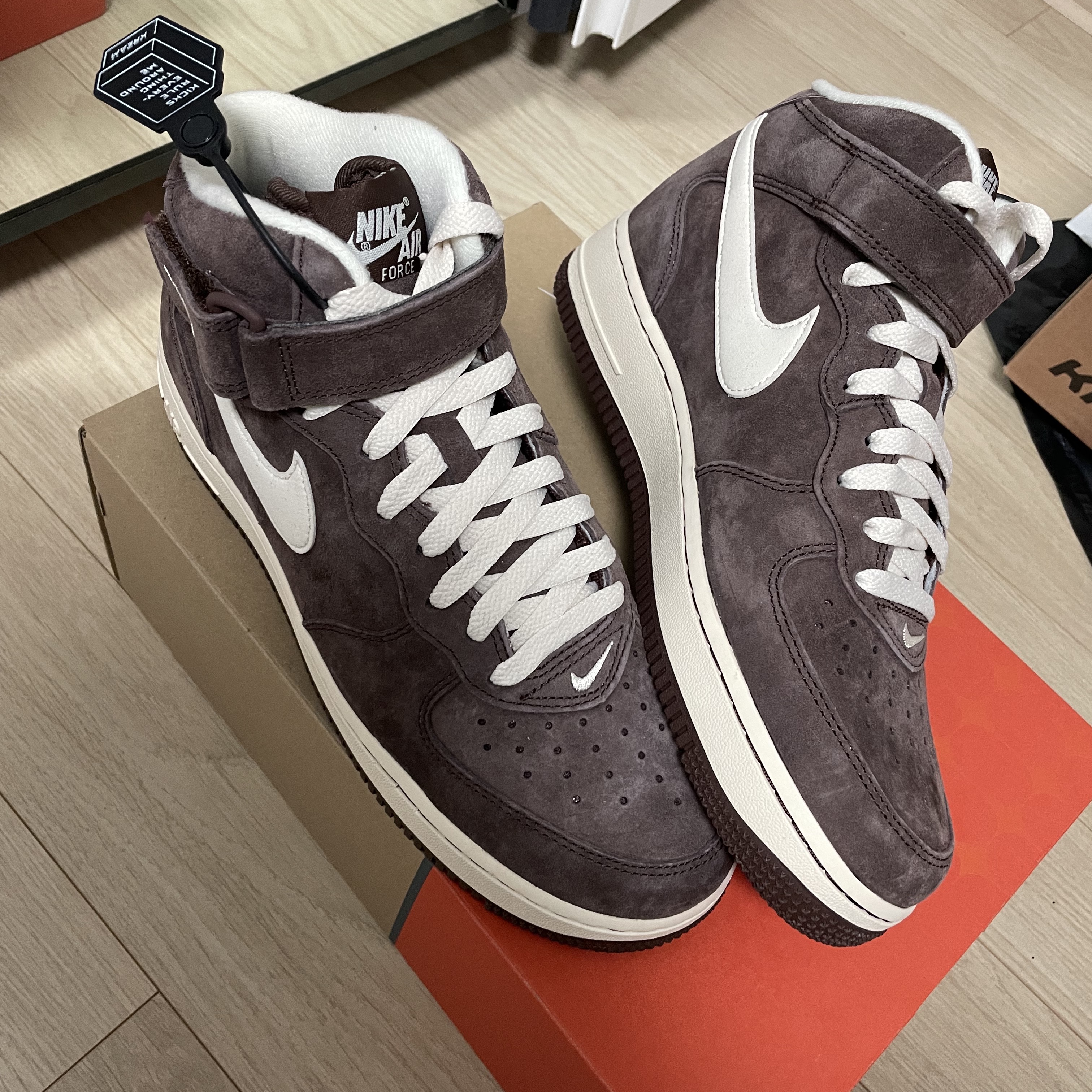 Nike Air Force 1 Mid '07 QS Chocolate 착용 스타일 - 1