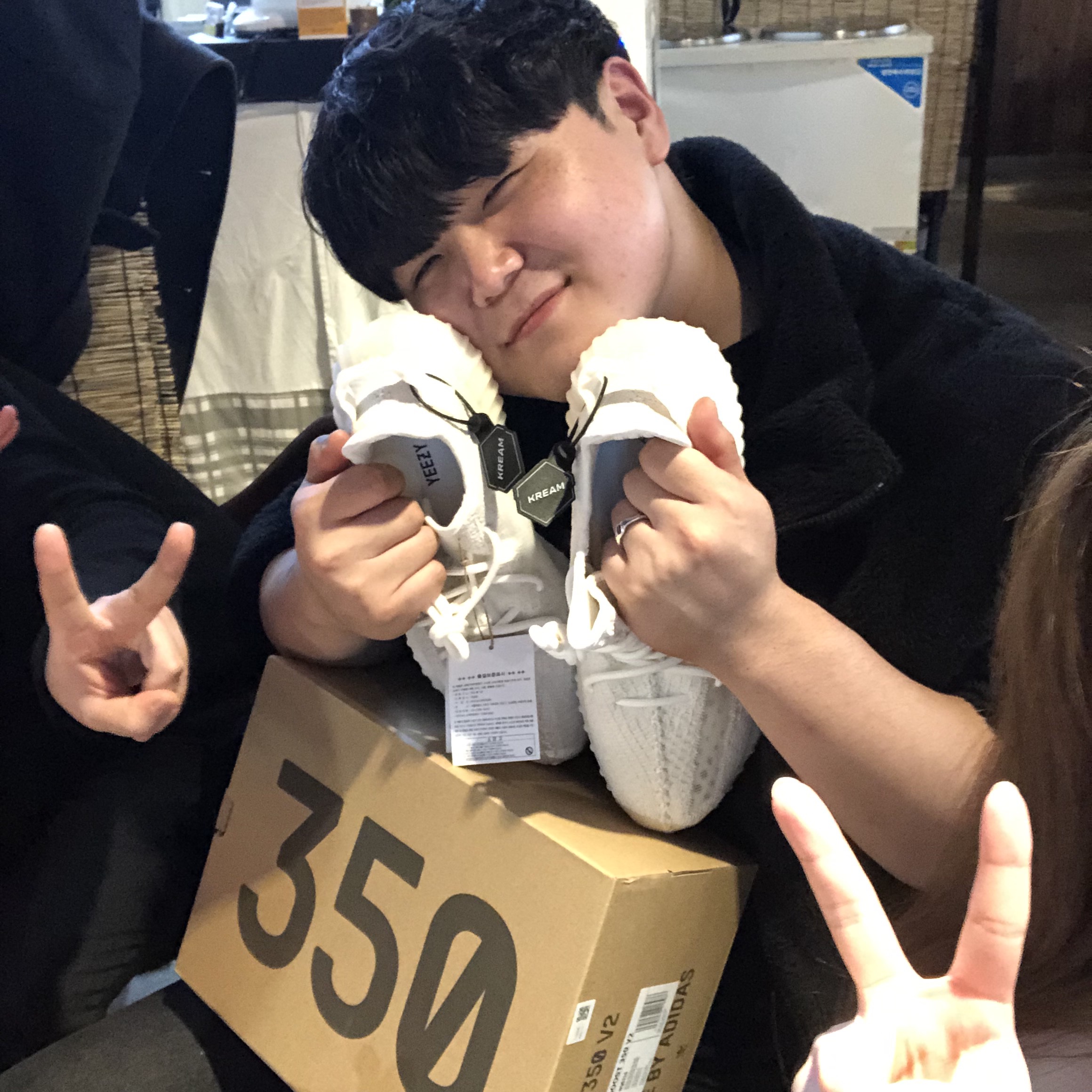 Adidas Yeezy Boost 350 V2 Bone 착용 스타일
