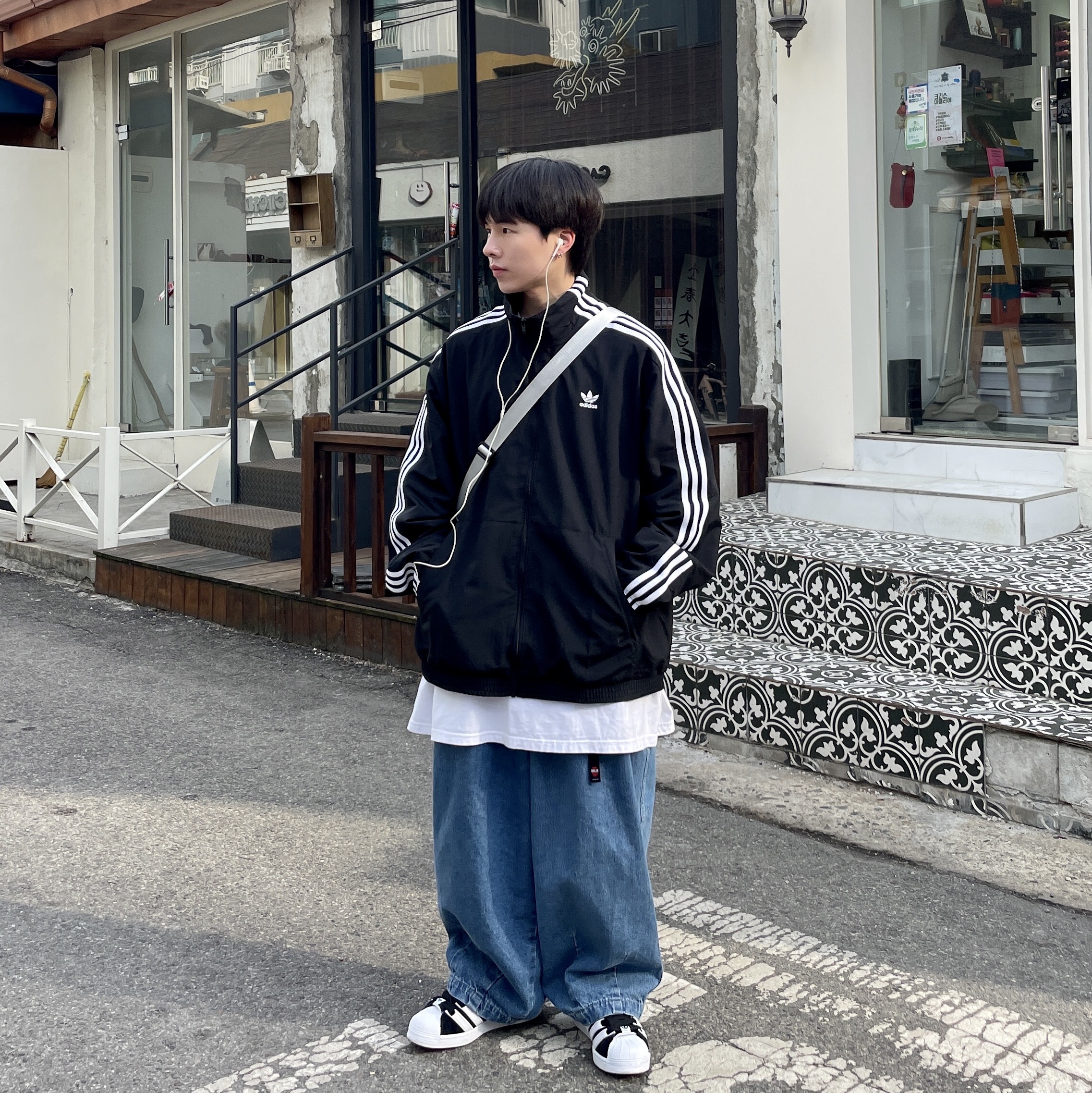 Adidas Superstar Supermodified Core Black Cloud White 착용 스타일 - 3