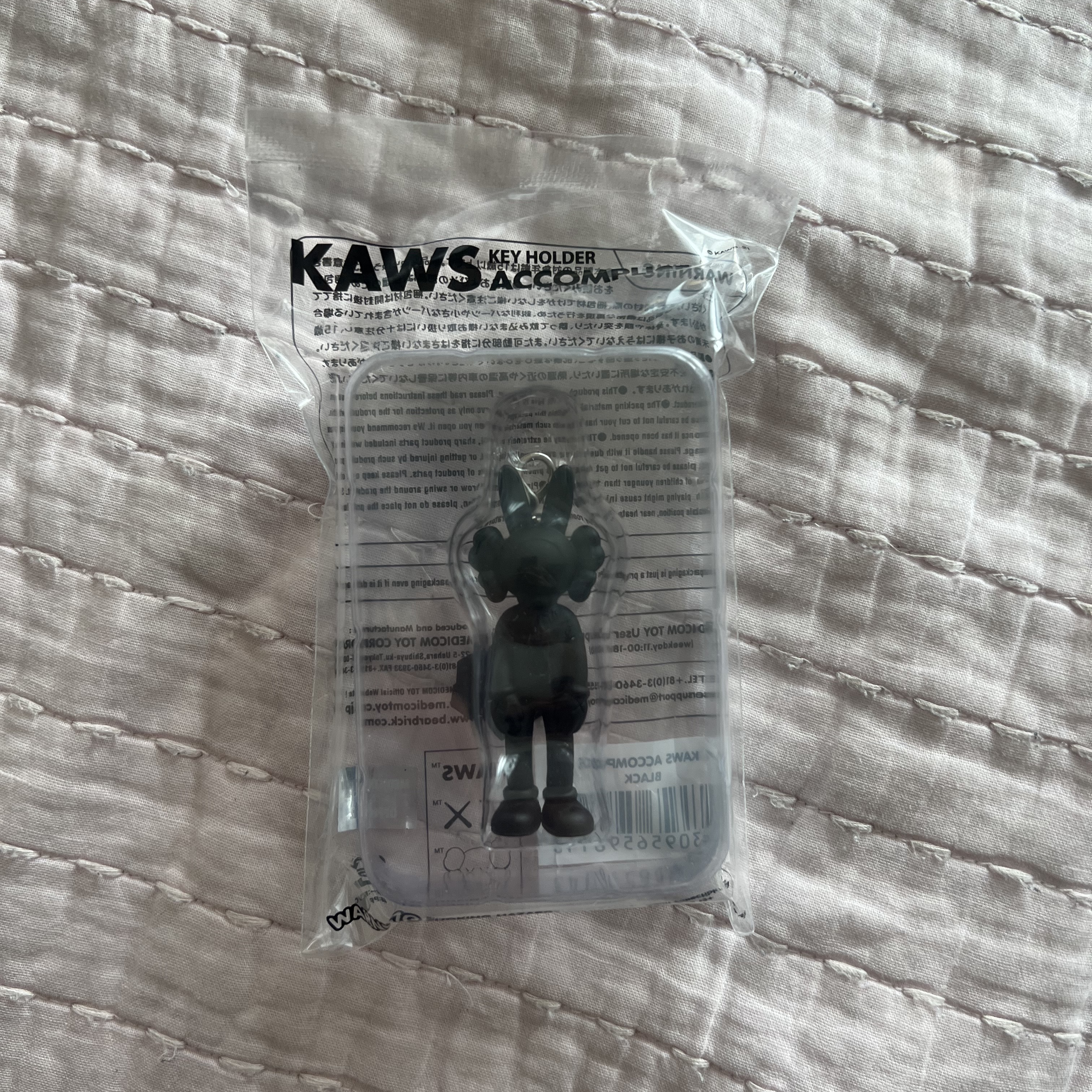Kaws Tokyo First Accomplice Keychain Black 착용 스타일