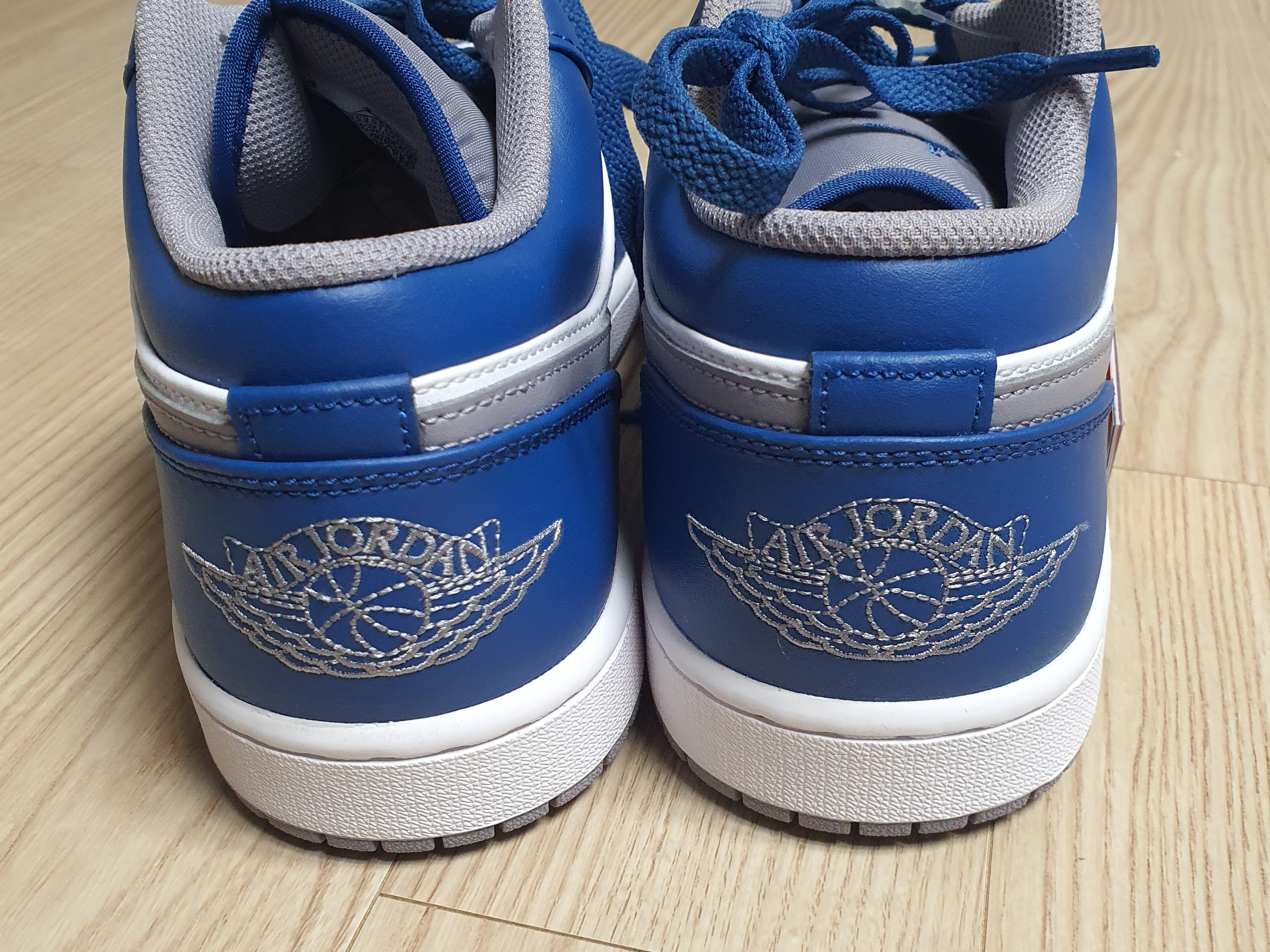 Jordan 1 Low True Blue Cement Grey 착용 스타일 - 3