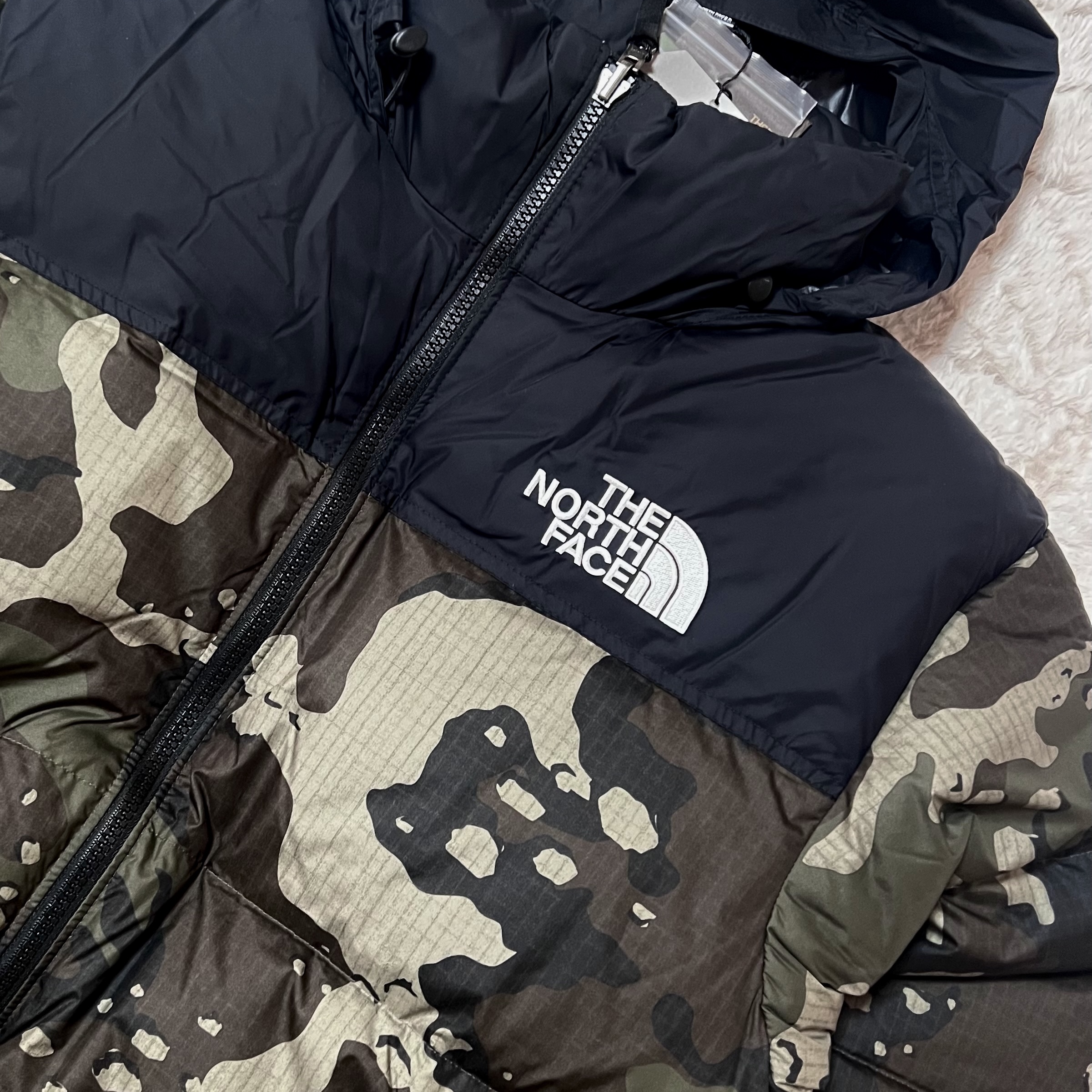 The North Face 1996 Novelty Nuptse Jacket Woodland Camo 착용 스타일