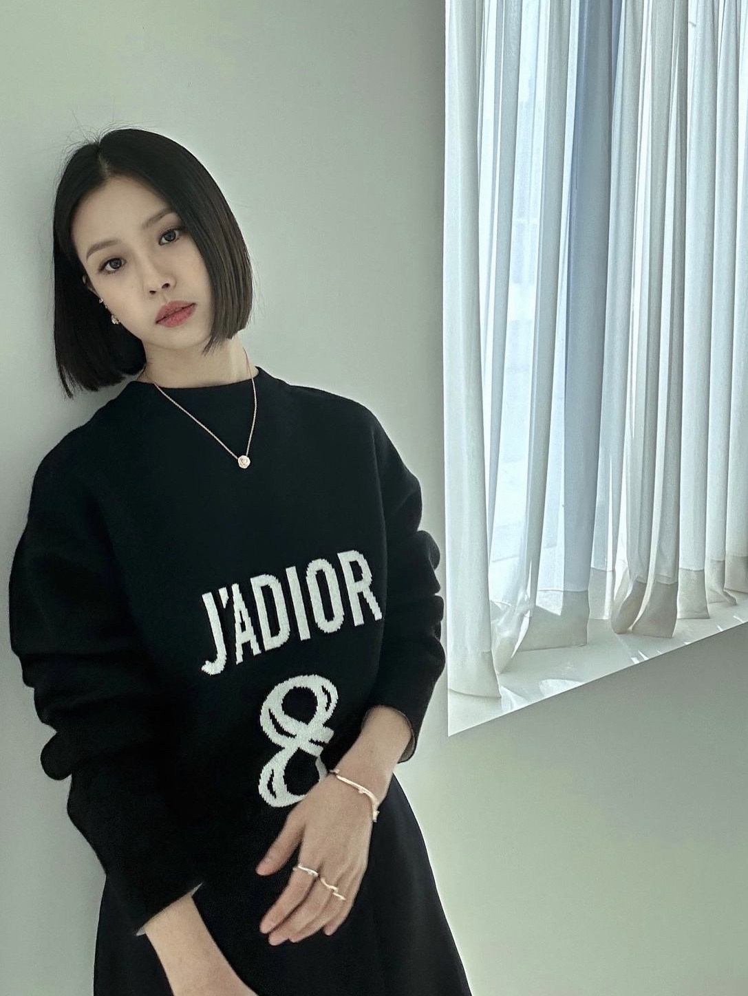 (W) Dior J'Adior 8 Boxy Sweater Cashmere Black 착용 스타일 - 2