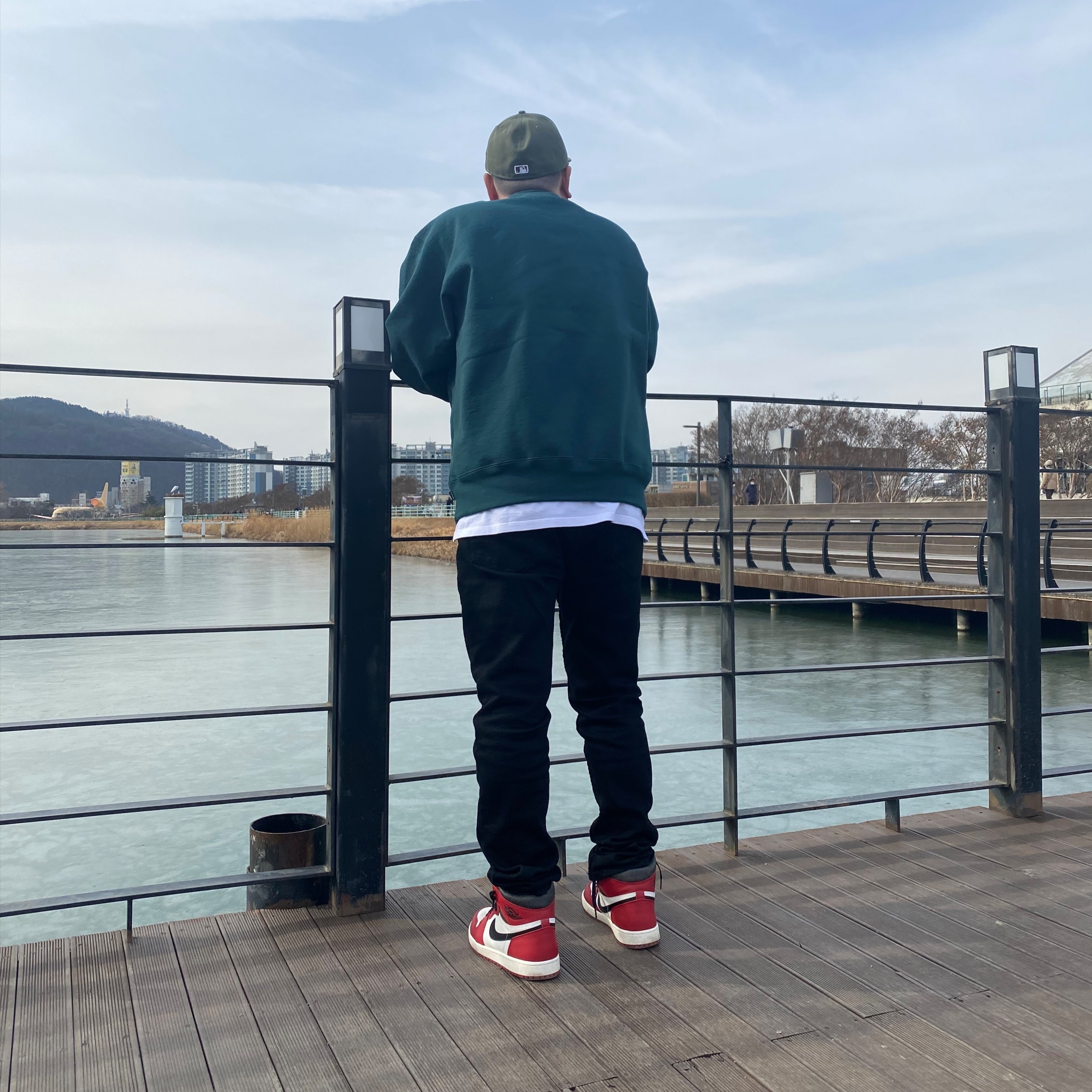 Supreme Box Logo Crewneck Dark Pine - 22FW, Jordan 1 Retro High OG Chicago 2022 착용 스타일 - 2