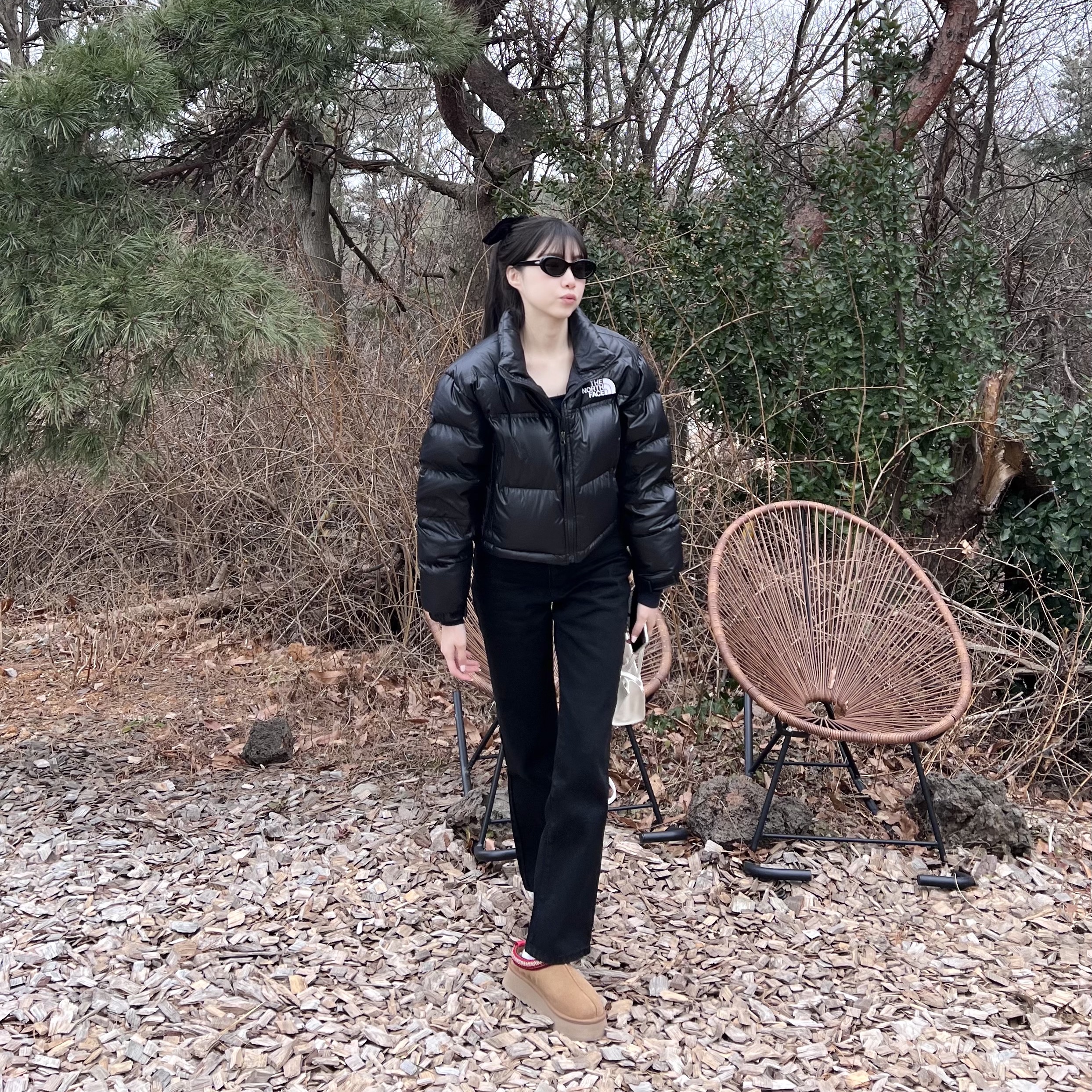 (W) The North Face Nuptse Short Jacket Black, (W) UGG Tazz Slipper Chestnut 착용 스타일 - 4