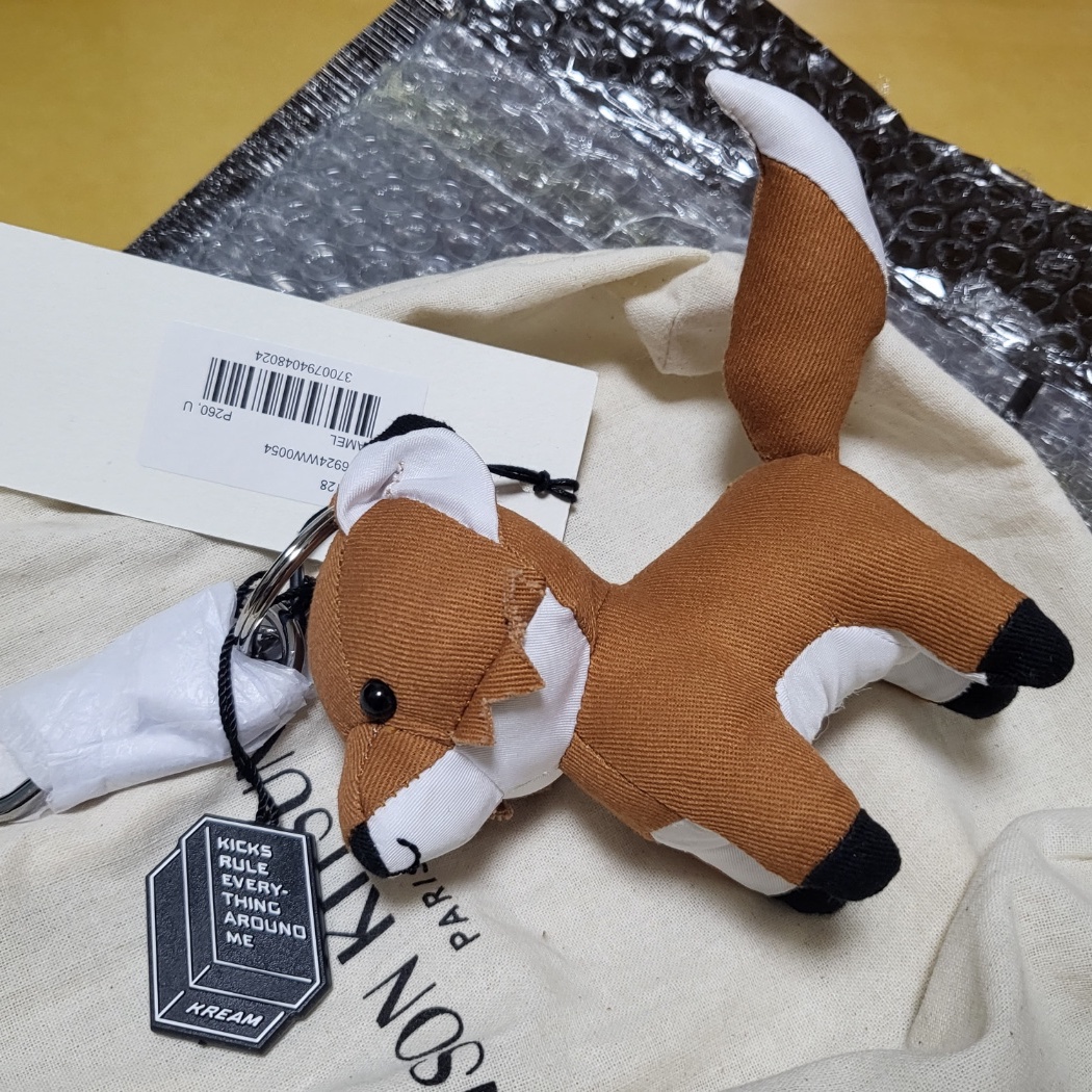Maison Kitsune Fox Bag Charm Camel 착용 스타일