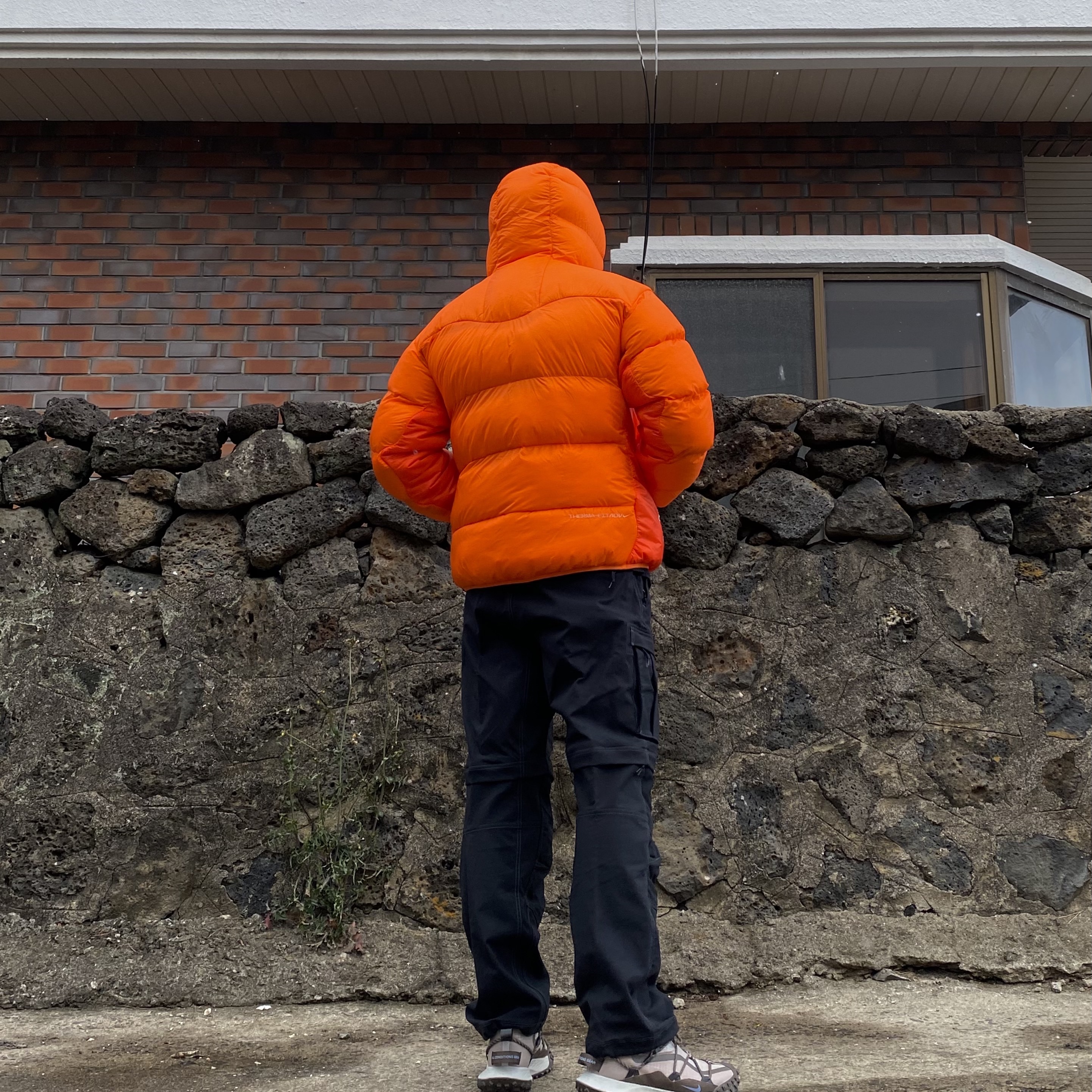 Nike ACG Smith Summit Cargo Pants Black Summit White - US/EU, Nike ACG Therma-Fit ADV Lunar Lake Puffer Jacket Safety Orange - Asia 착용 스타일