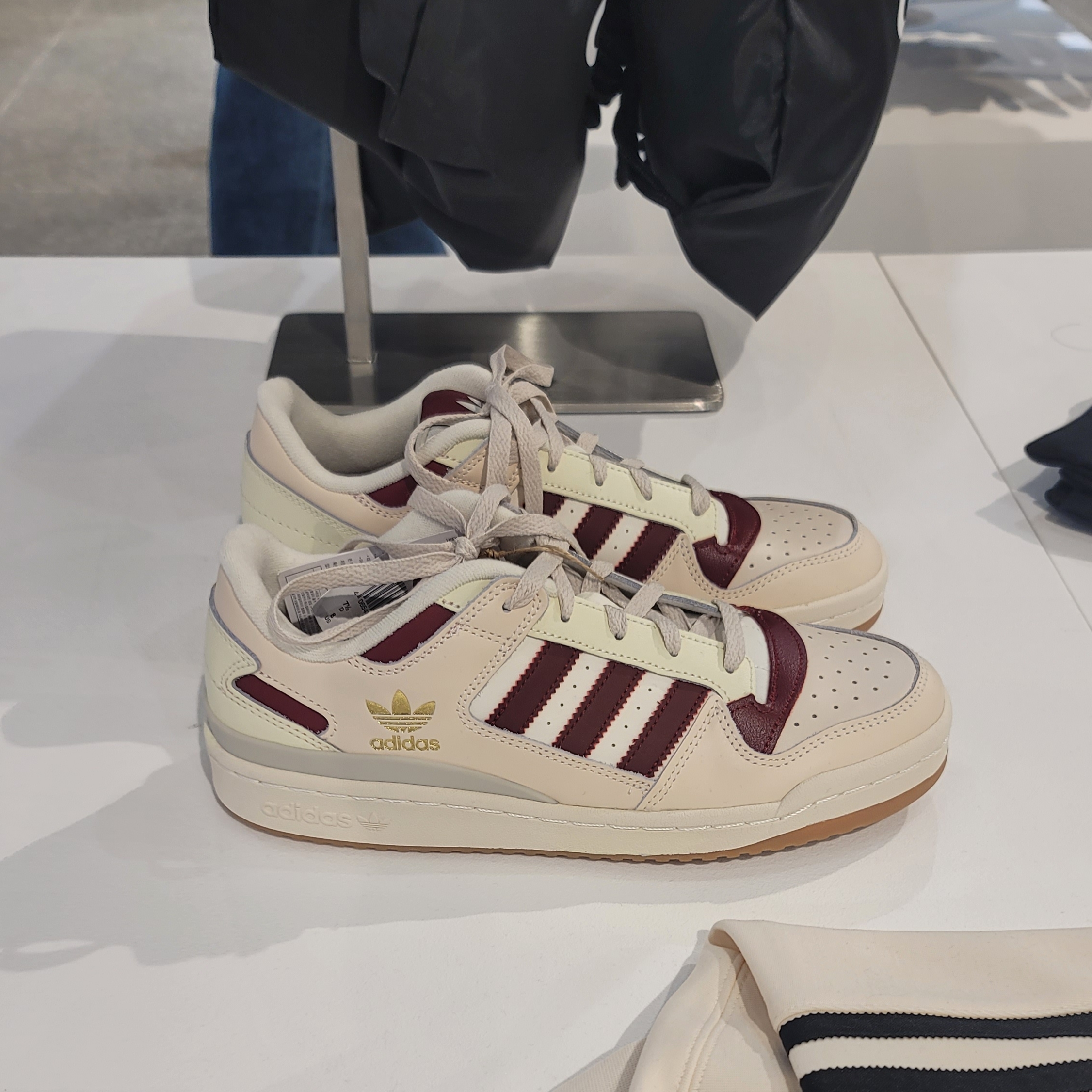 Adidas Forum Low Collegiate Burgundy 착용 스타일