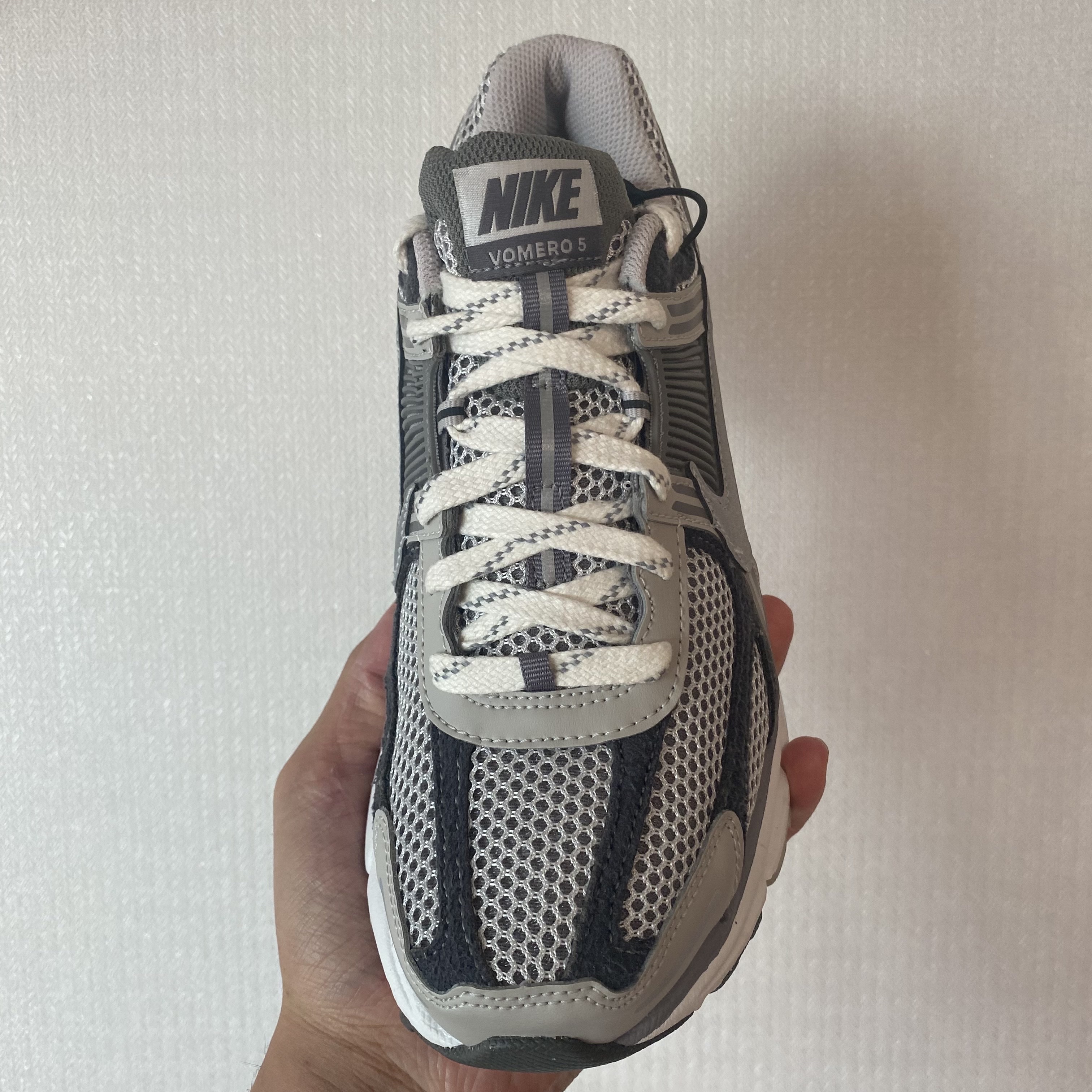 Nike Zoom Vomero 5 PRM Light Iron Ore and Flat Fewter 착용 스타일 - 3