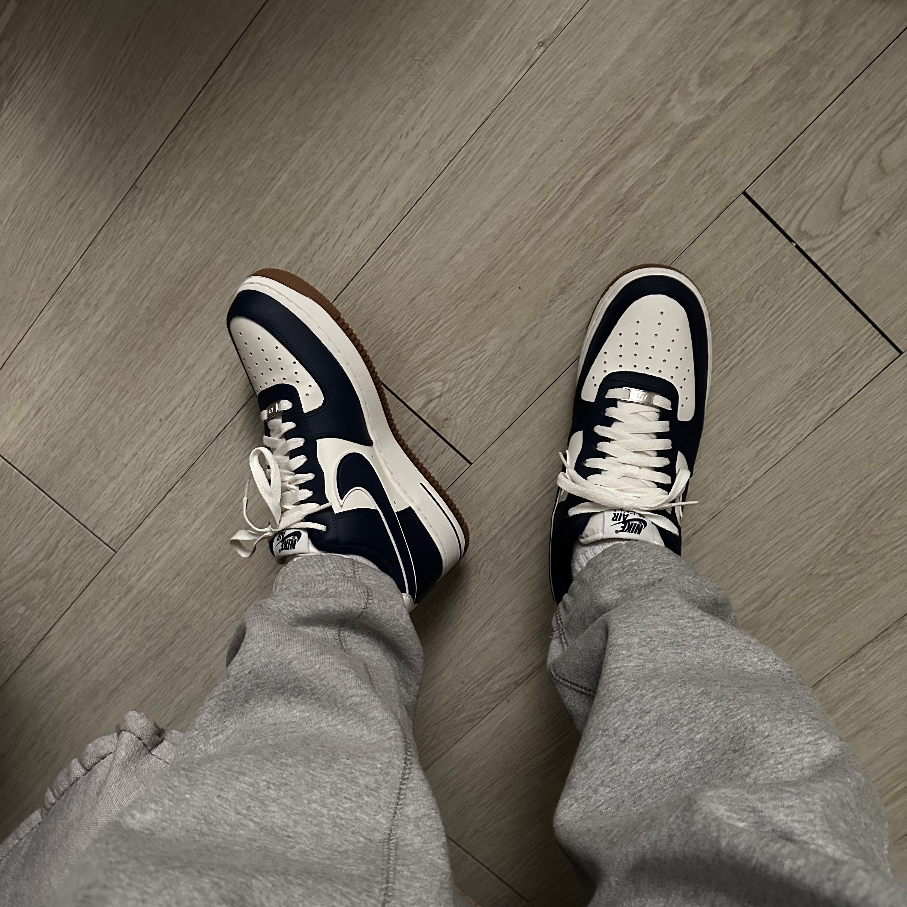 Nike Air Force 1 '07 LV8 Midnight Navy 착용 스타일