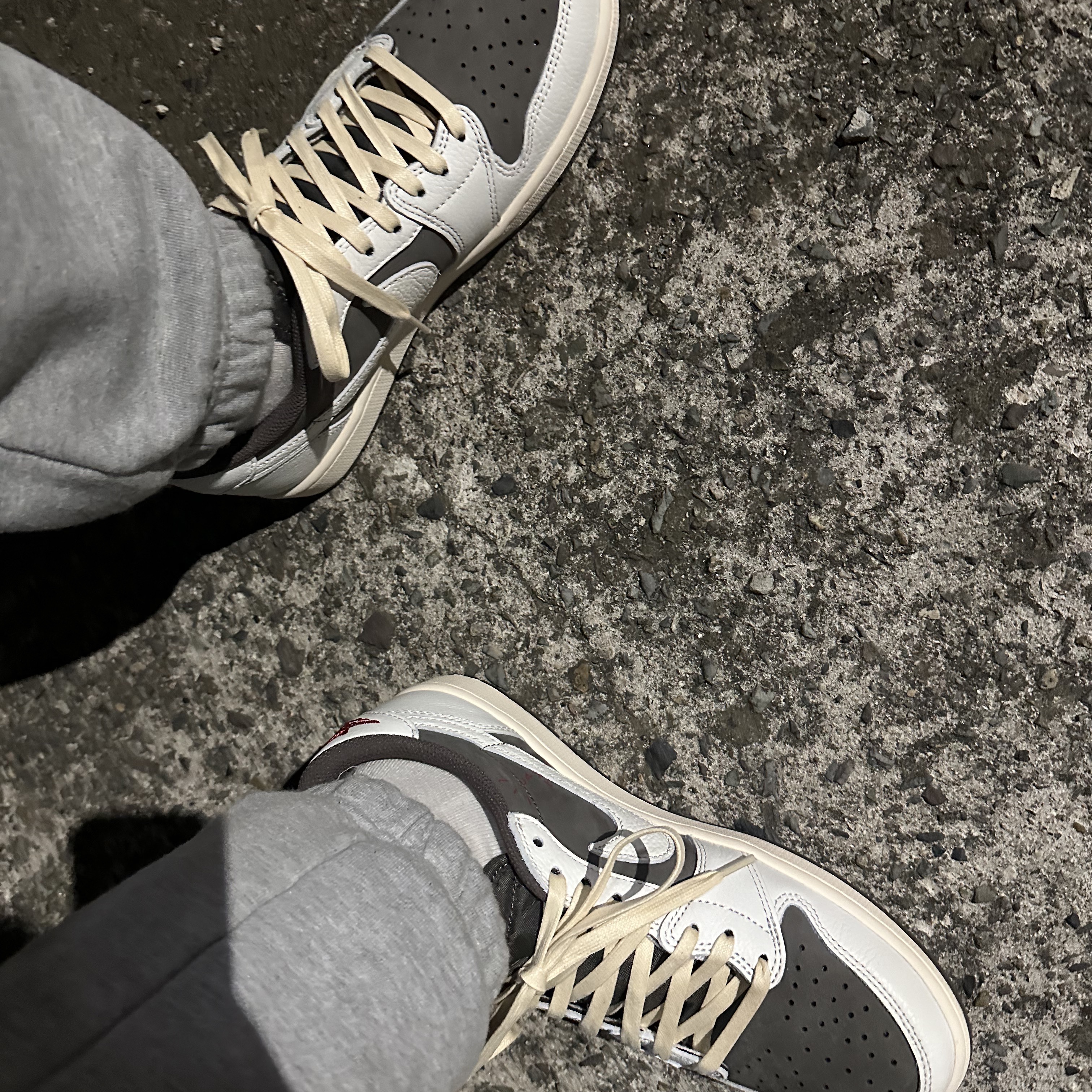 Jordan 1 x Travis Scott Retro Low OG SP Sail and Ridgerock 착용 스타일