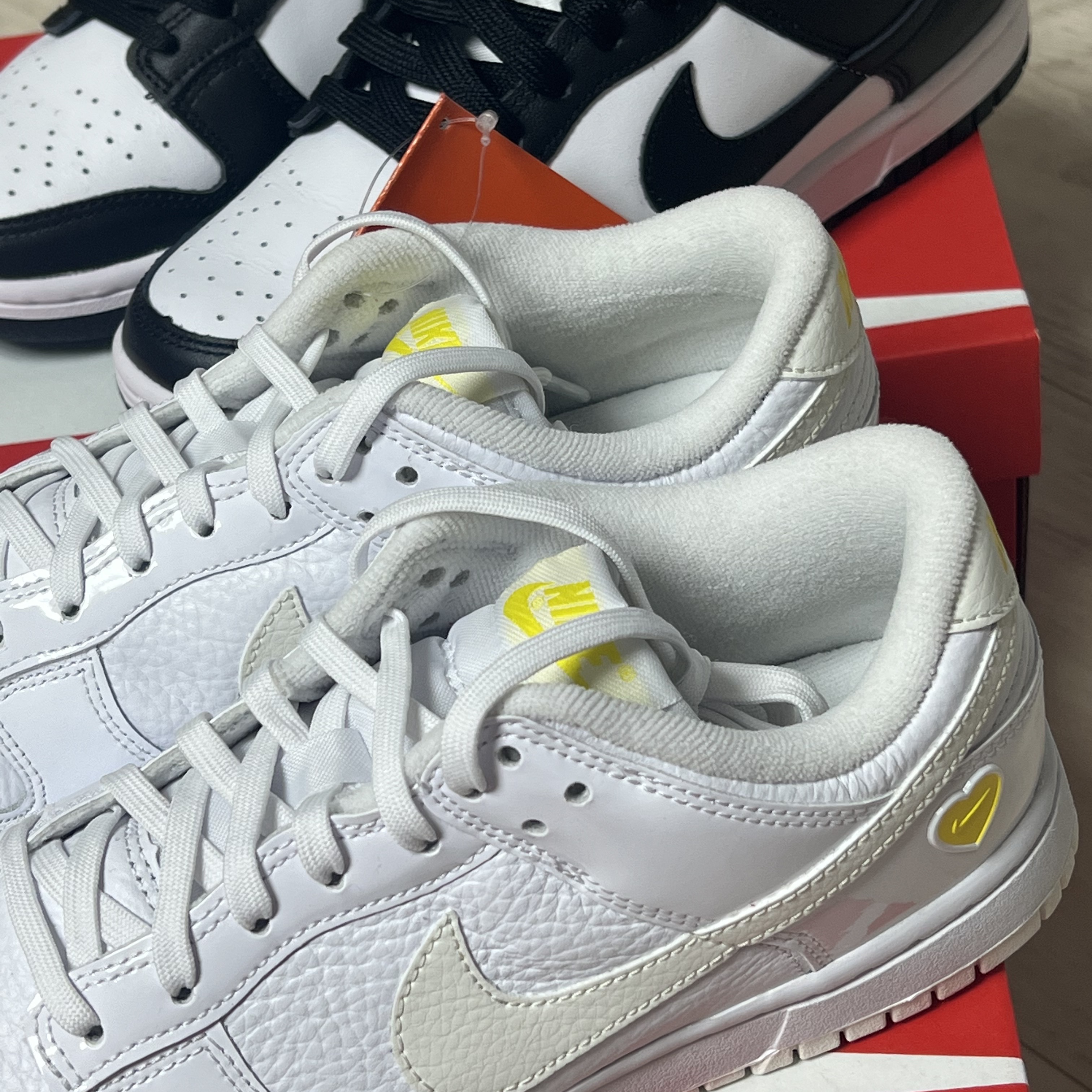 (W) Nike Dunk Low Valentine's Day White Optic Yellow, (W) Nike Dunk Low Black 착용 스타일 - 1