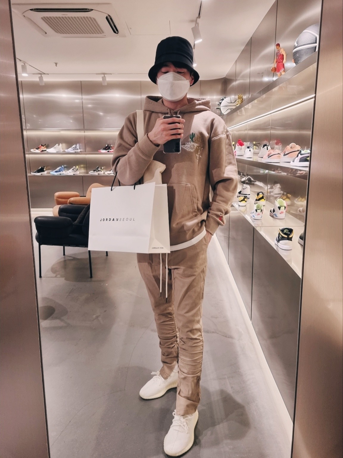 Adidas Yeezy Boost 350 V2 Cream/Triple White, Jordan x Travis Scott Pullover Hoodie - Asia 착용 스타일
