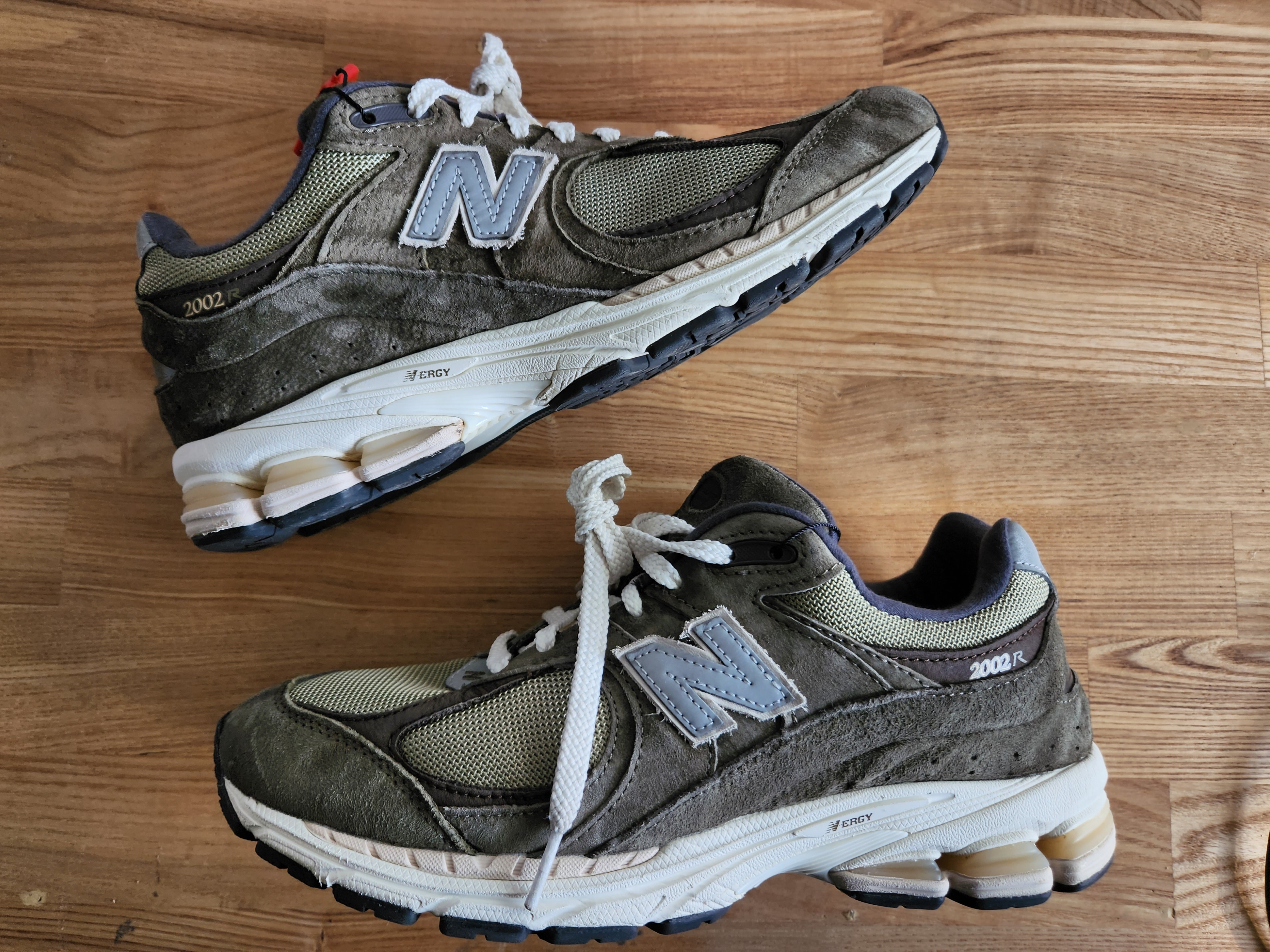 New Balance 2002R Special Vintage Khaki 착용 스타일
