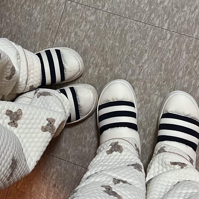 Adidas Puffylette Off White 착용 스타일