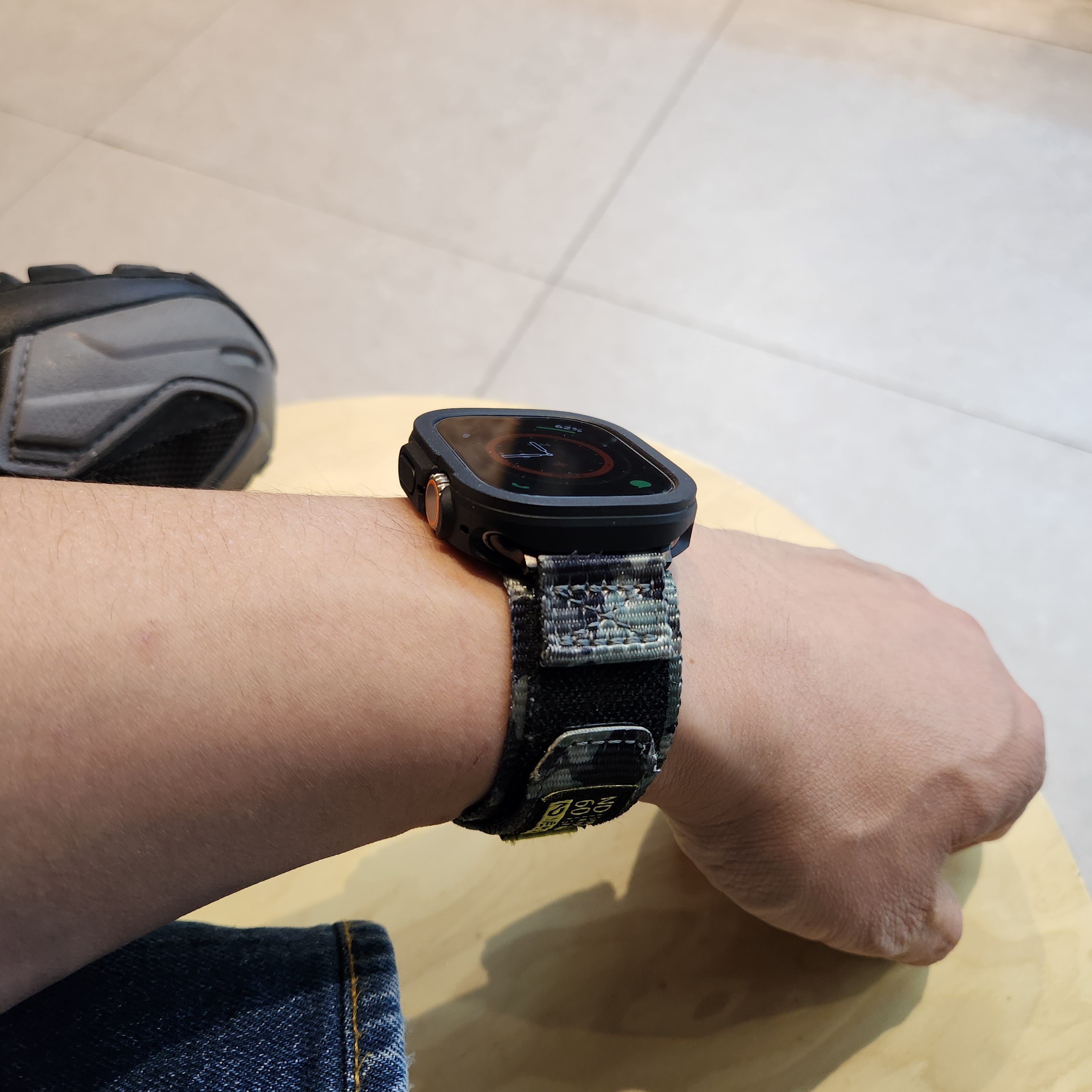 Apple Watch Ultra 49mm Titanium Case with Trail Loop M/L Black Gray (Korean Ver.) 착용 스타일 - 2