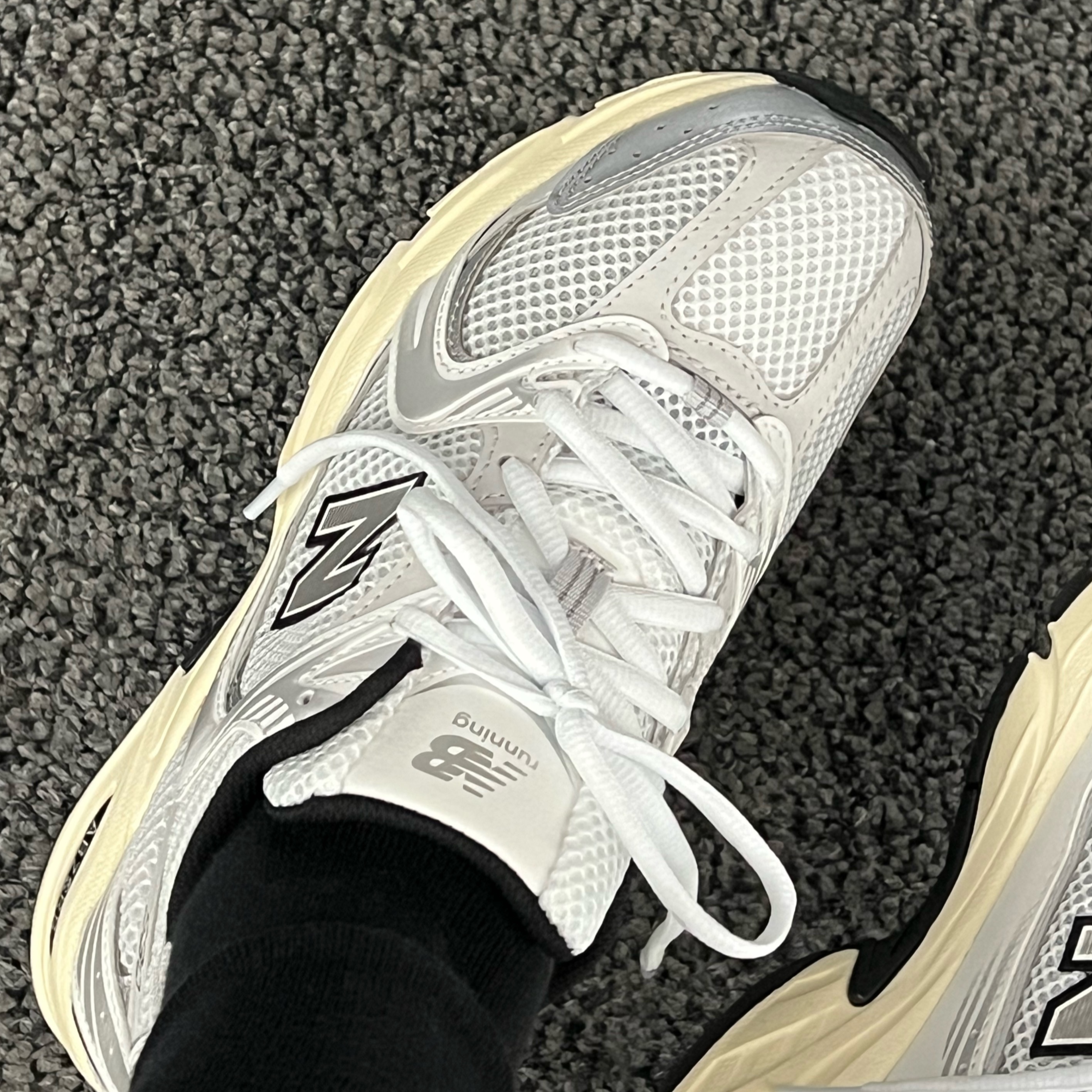 New Balance 530 Silver Cream 착용 스타일