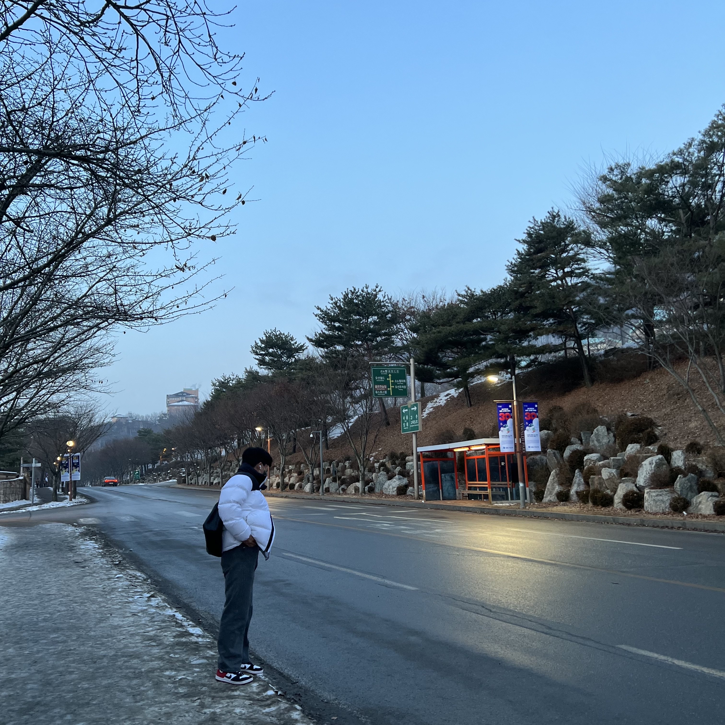 The North Face 1996 Eco Nuptse Jacket White, Nike SB Alleyoop University Red 착용 스타일 - 2