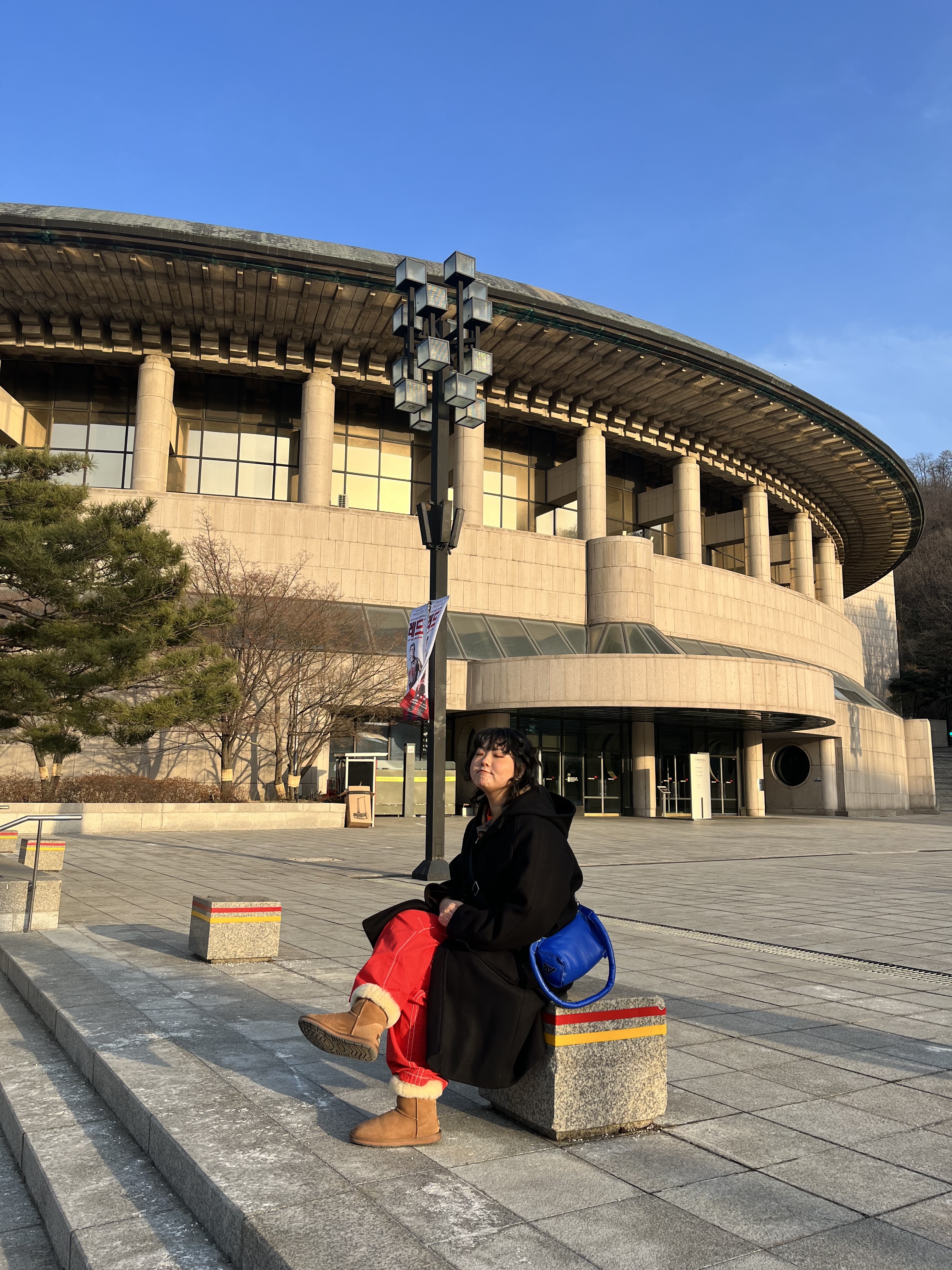 (W) UGG Classic Short II Boots Chestnut, Ader Error x Zara Leather Shoulder Bag Blue 착용 스타일 - 2