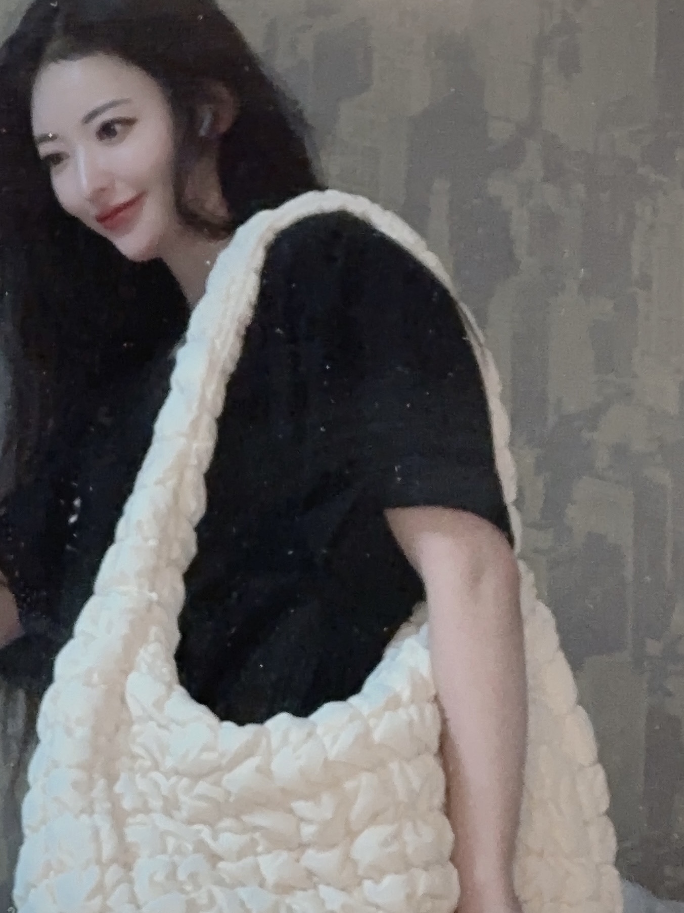 COS Quilted Oversized Shoulder Bag Off White Light Beige 착용 스타일