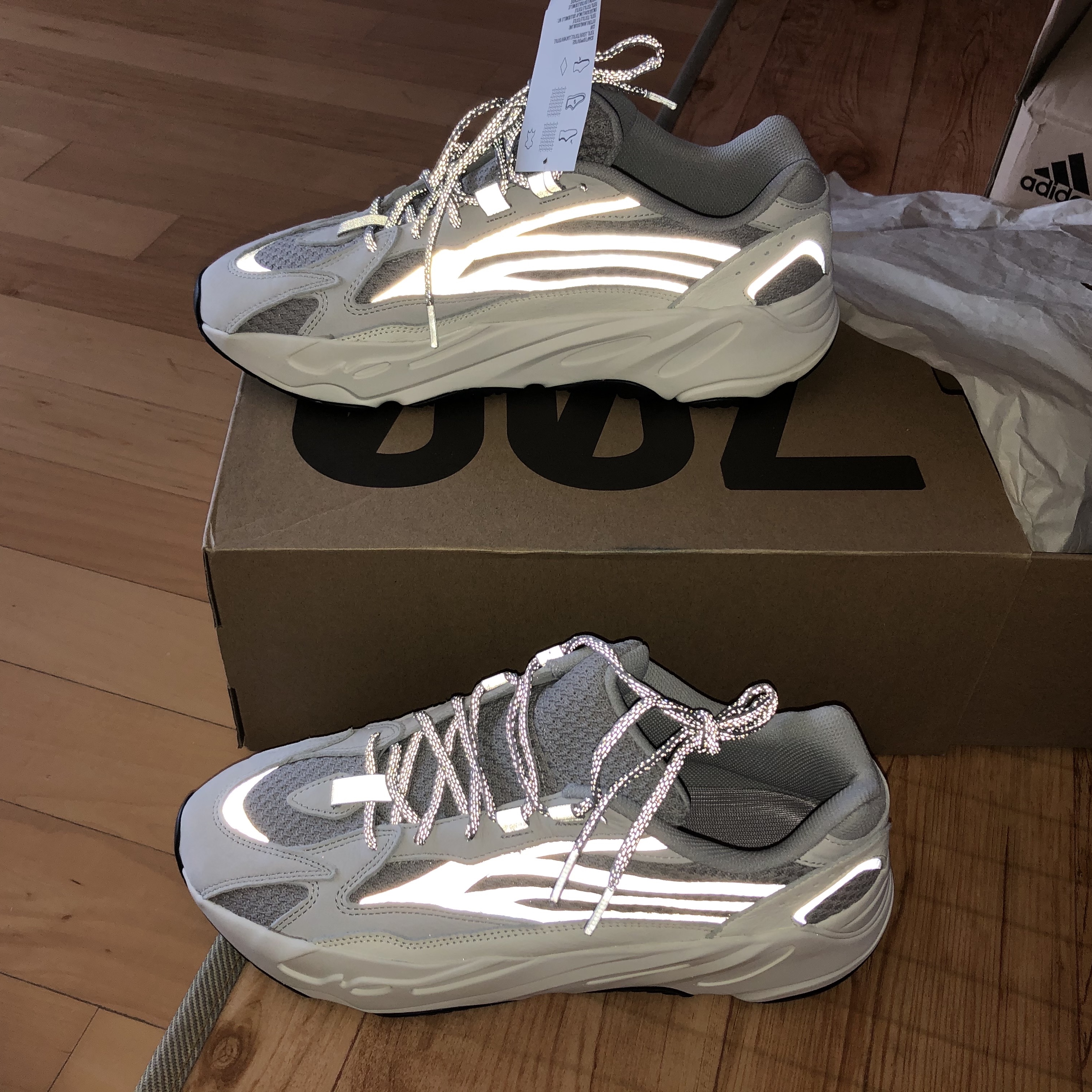 Adidas Yeezy Boost 700 V2 Static 2018 착용 스타일 - 1