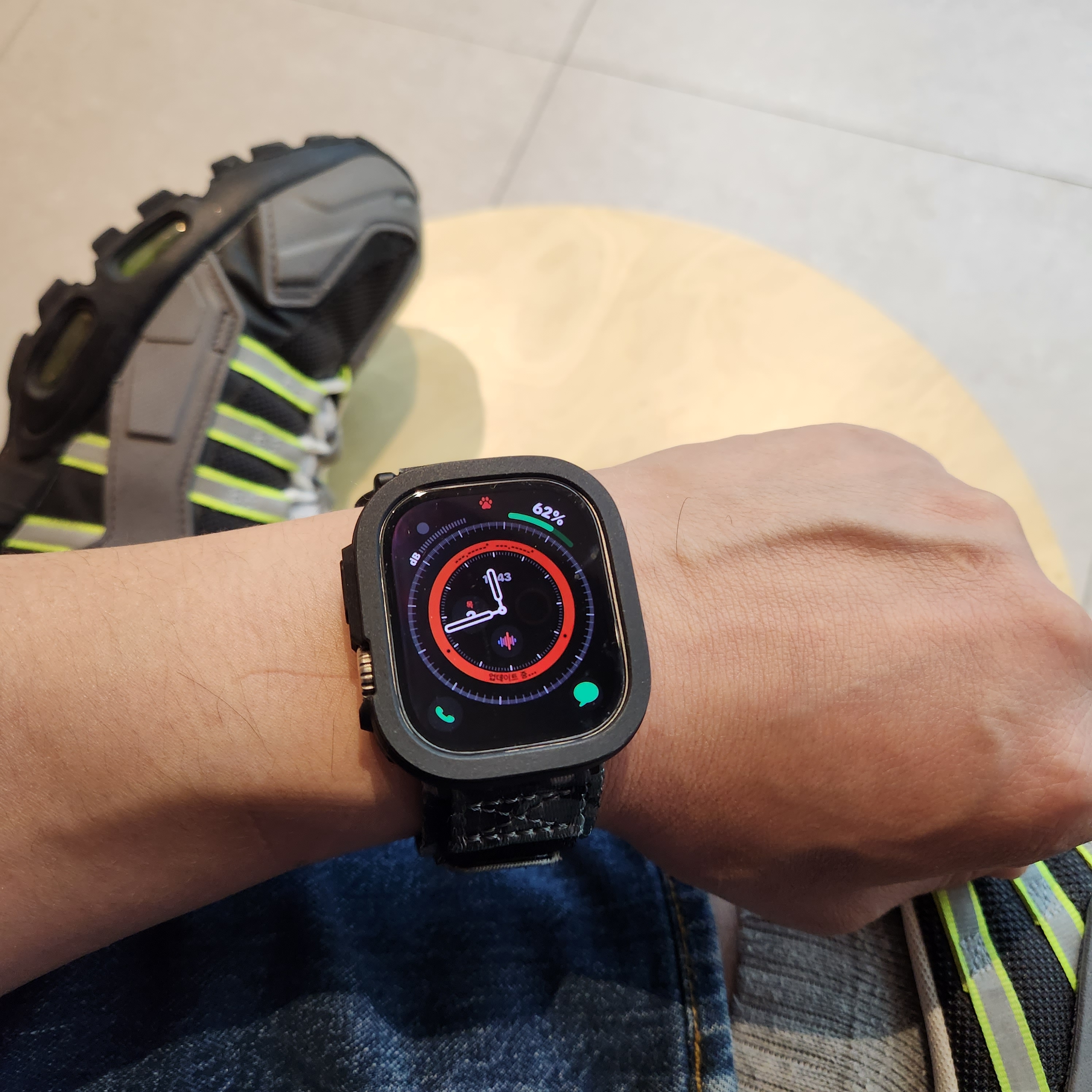 Apple Watch Ultra 49mm Titanium Case with Trail Loop M/L Black Gray (Korean Ver.) 착용 스타일 - 1
