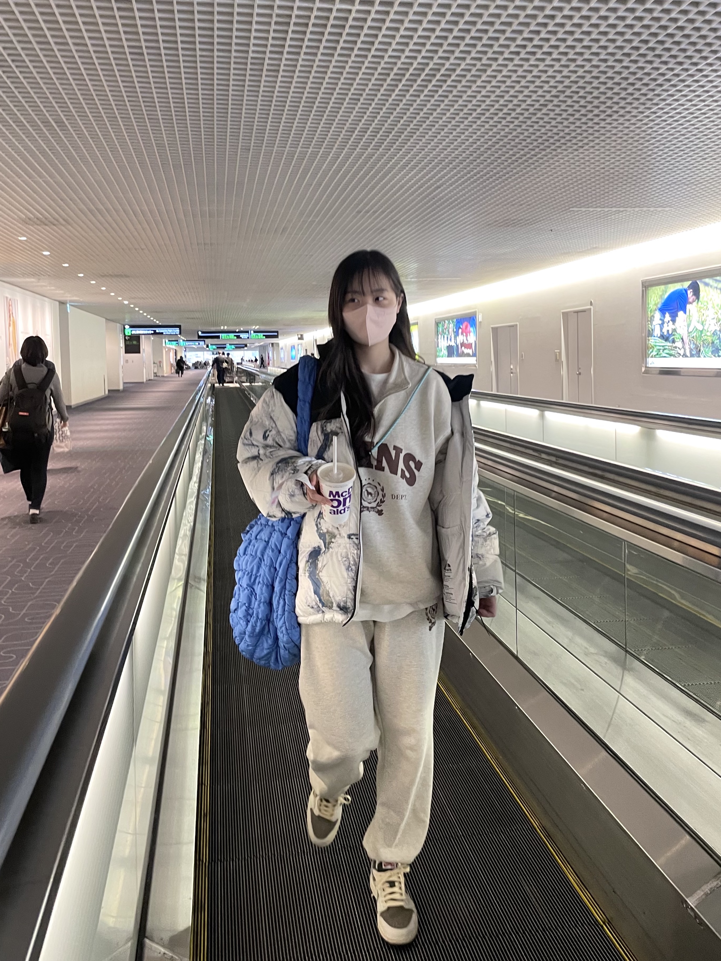 COS Quilted Oversized Shoulder Bag Blue, The North Face White Label Novelty Nuptse Down Jacket P White Sand 착용 스타일
